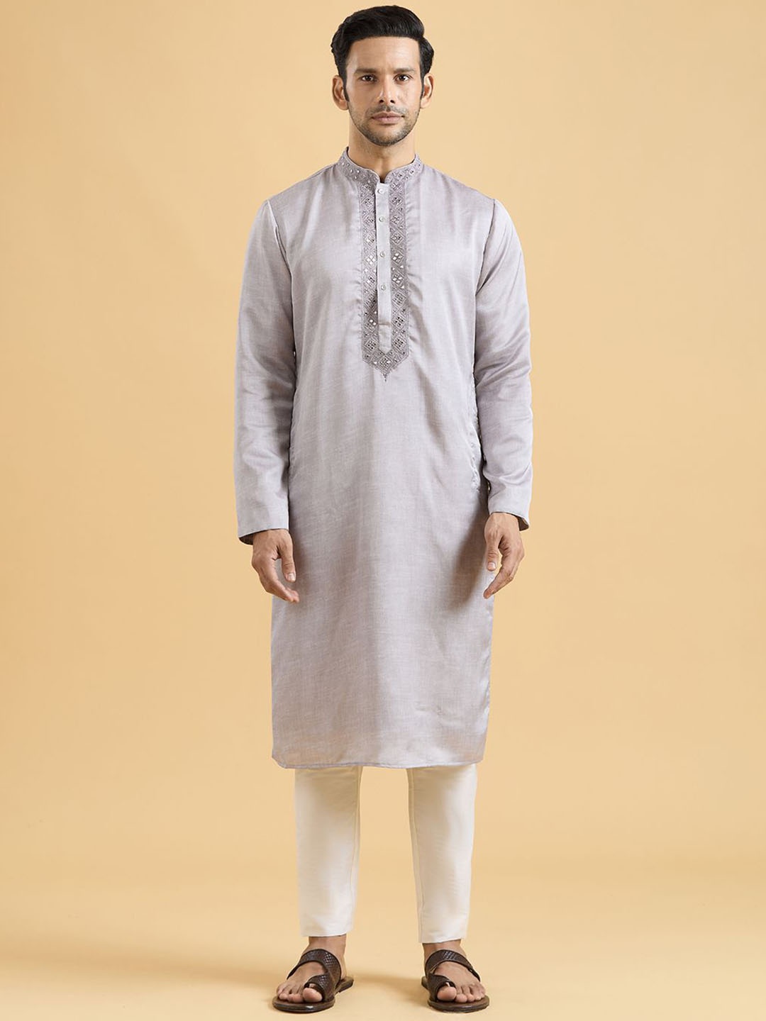 

Aryavir Malhotra Men Embroidered Regular Linen Kurta with Trousers, Purple