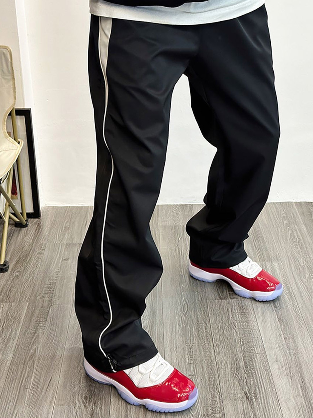 

StyleCast x Revolte Men Mid-Rise Loose Fit Pleated Joggers, Black