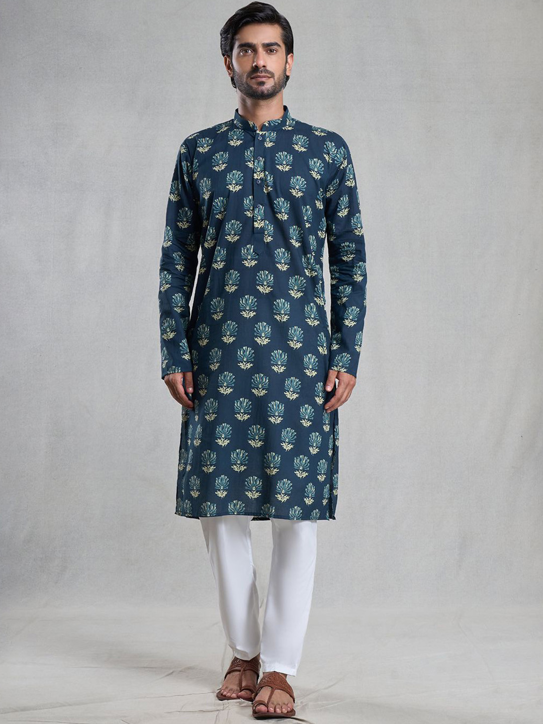 

Aryavir Malhotra Men Ethnic Motifs Printed Regular Pure Cotton Kurta with Trousers, Blue