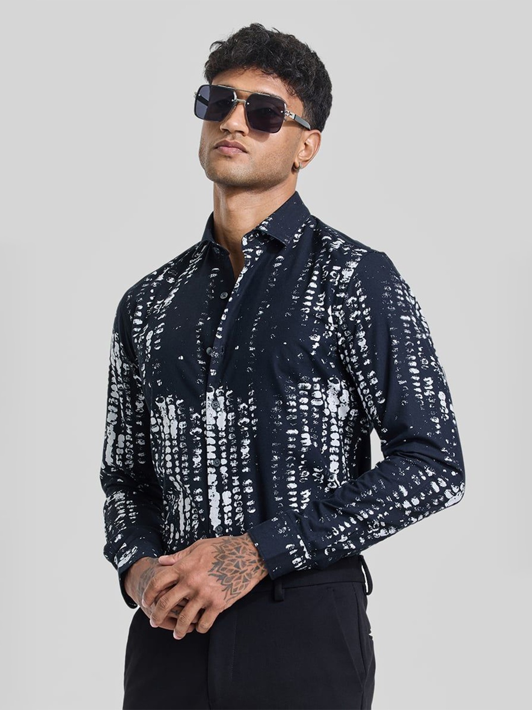 

Snitch Men Smart Spread Collar Abstract Printed Cotton Casual Shirt, Navy blue