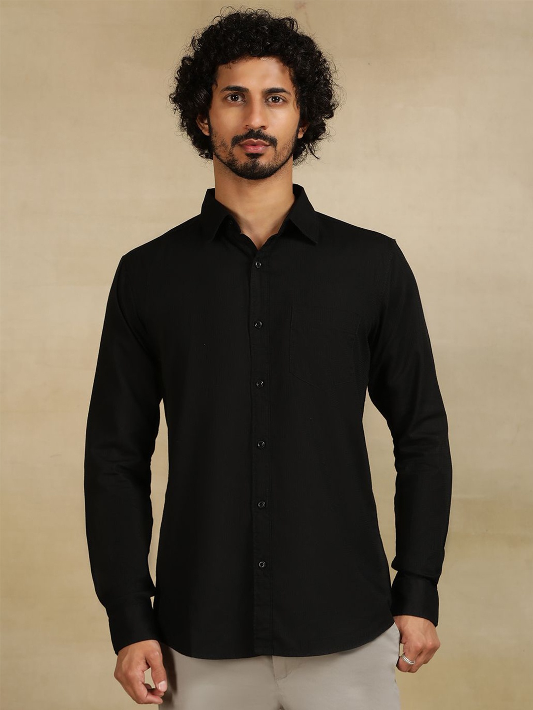 

JADE BLUE Men Cutaway Collar Solid Cotton Casual Shirt, Black