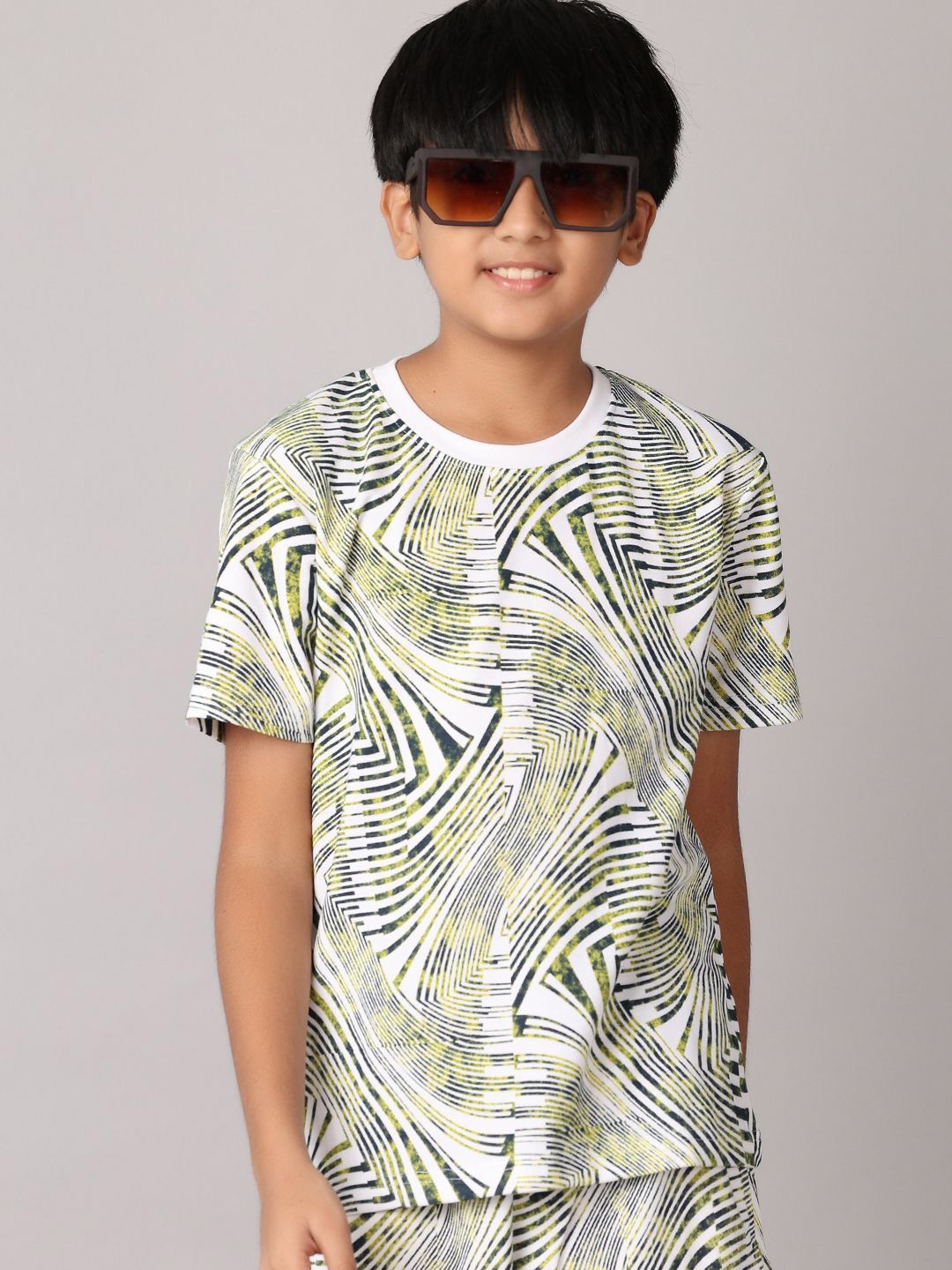 

V-Mart Boys Printed T-shirt With Shorts, White