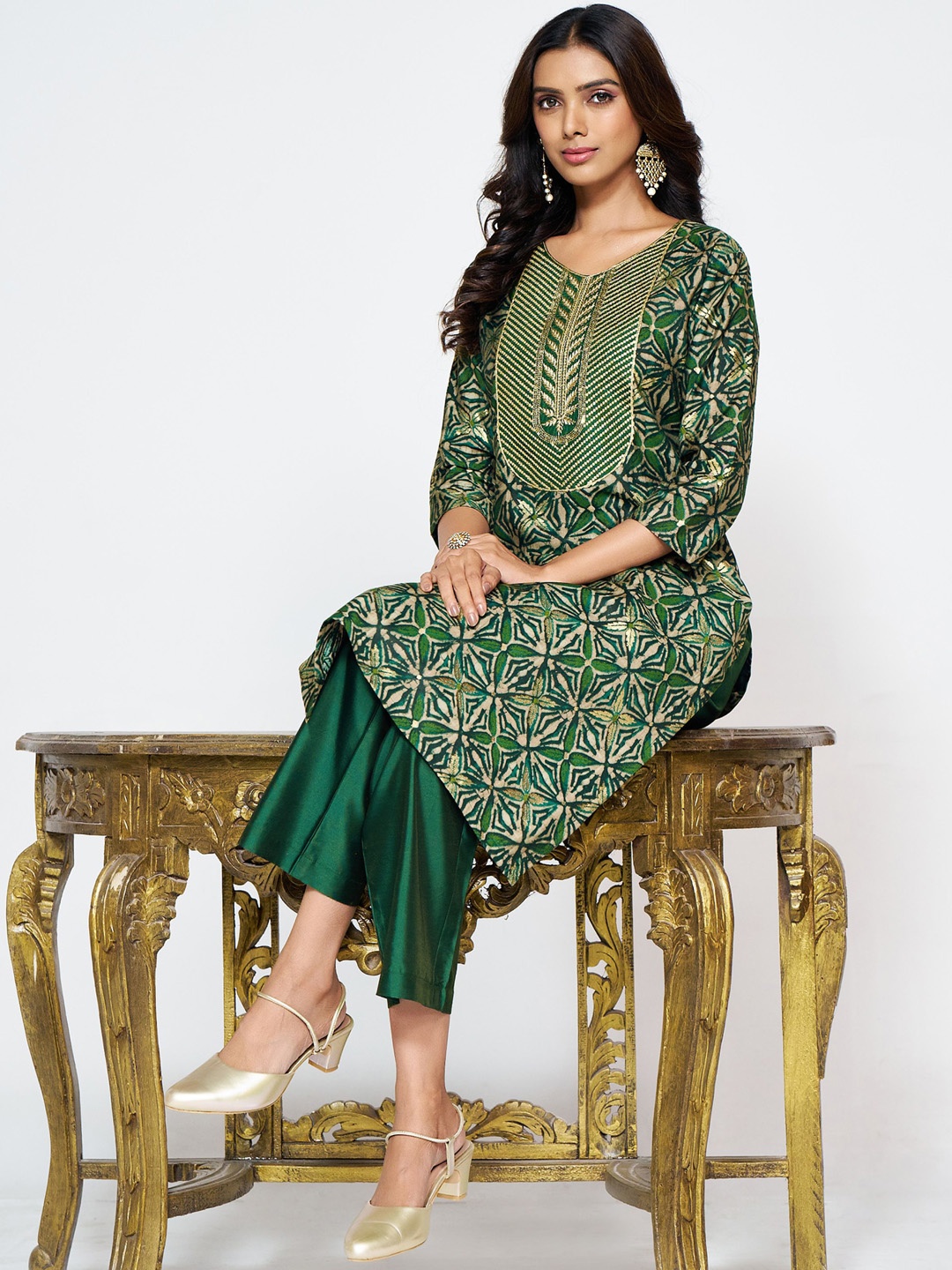 

Sangria Floral Printed Straight Kurta & Trousers, Green