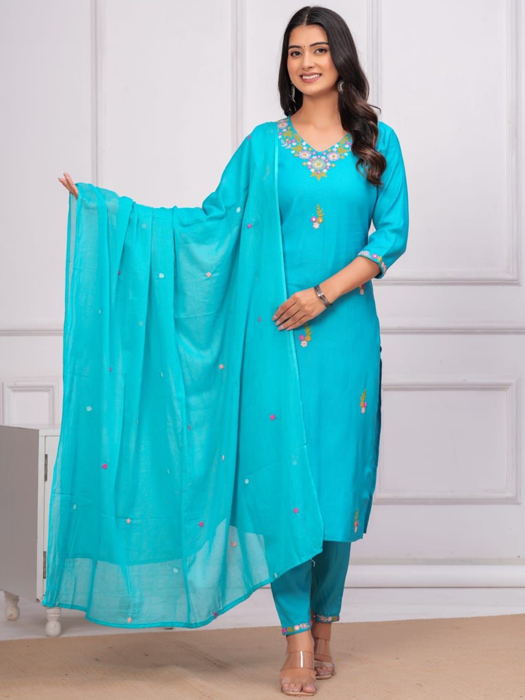 

PARUCREATION Women Floral Embroidered Regular Thread Work Kurta with Trousers & With Dupatta, Blue