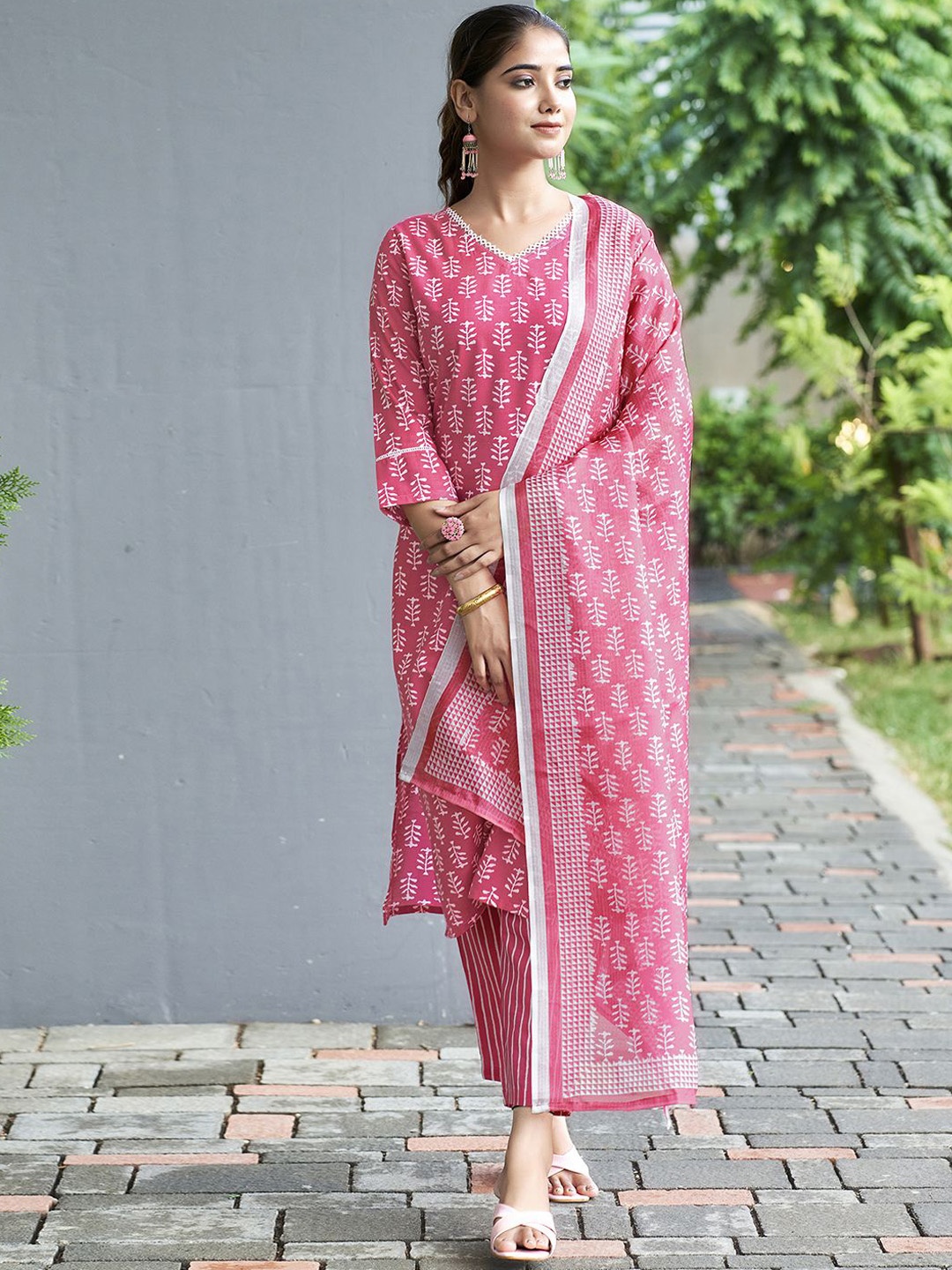 

KALINI Floral Printed Gotta Patti Straight Kurta with Trousers & Dupatta, Pink