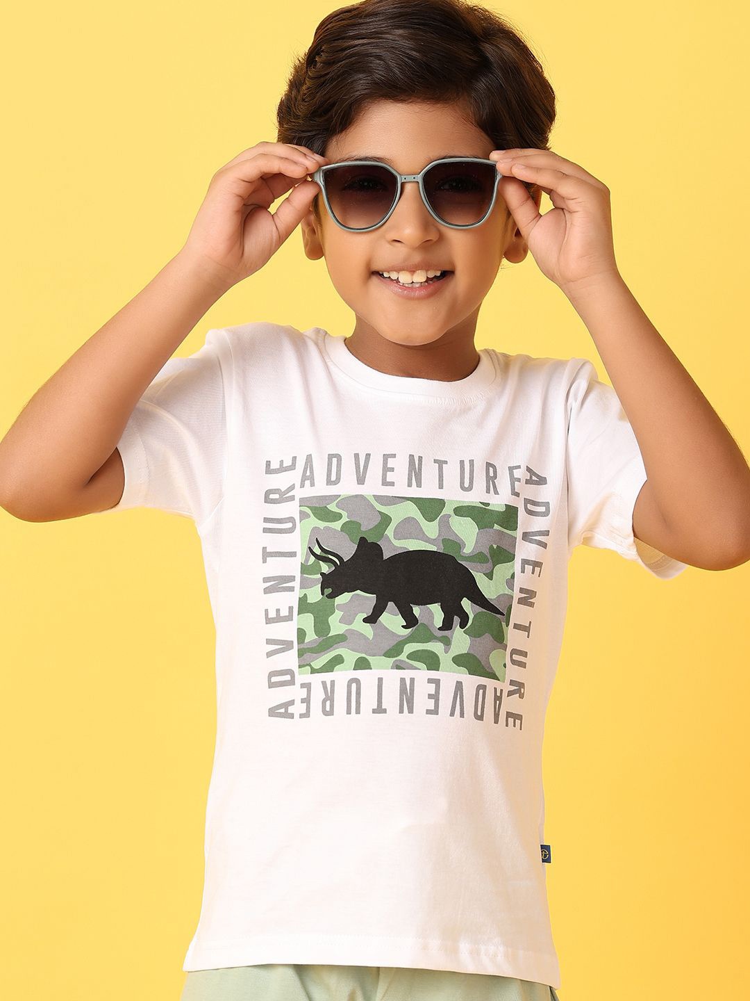 

V-Mart Boys Graphic Printed T-shirt With Shorts, White