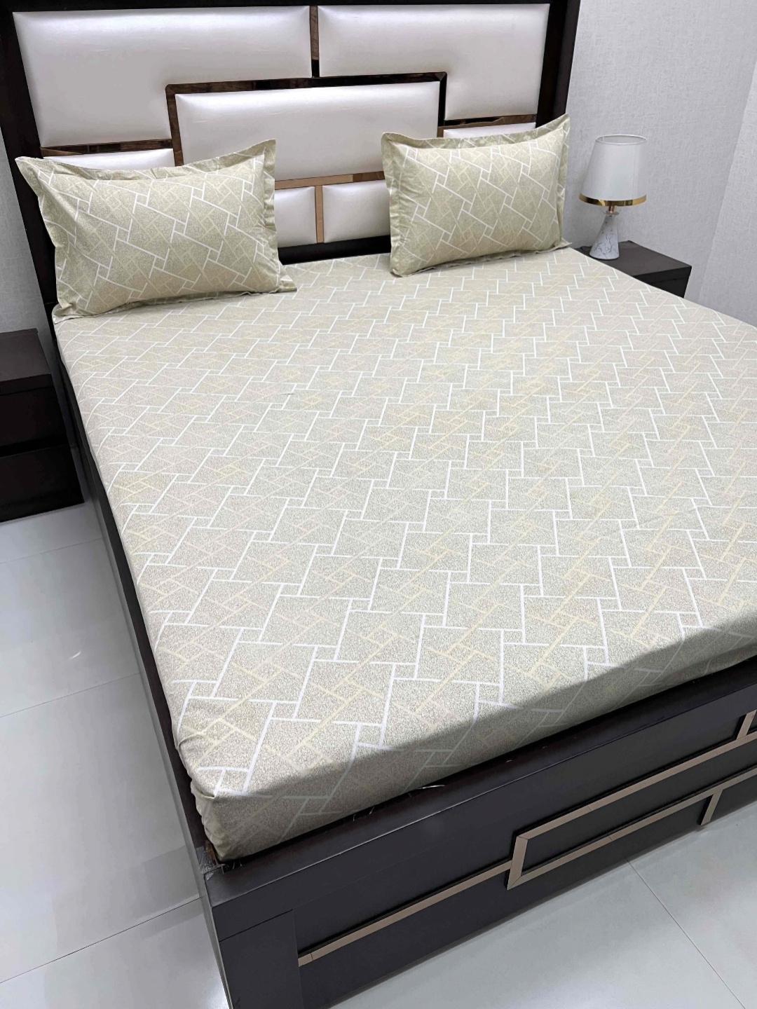 

Pure Decor Green & White Geometric 210 TC Queen Bedsheet with 2 Pillow Covers