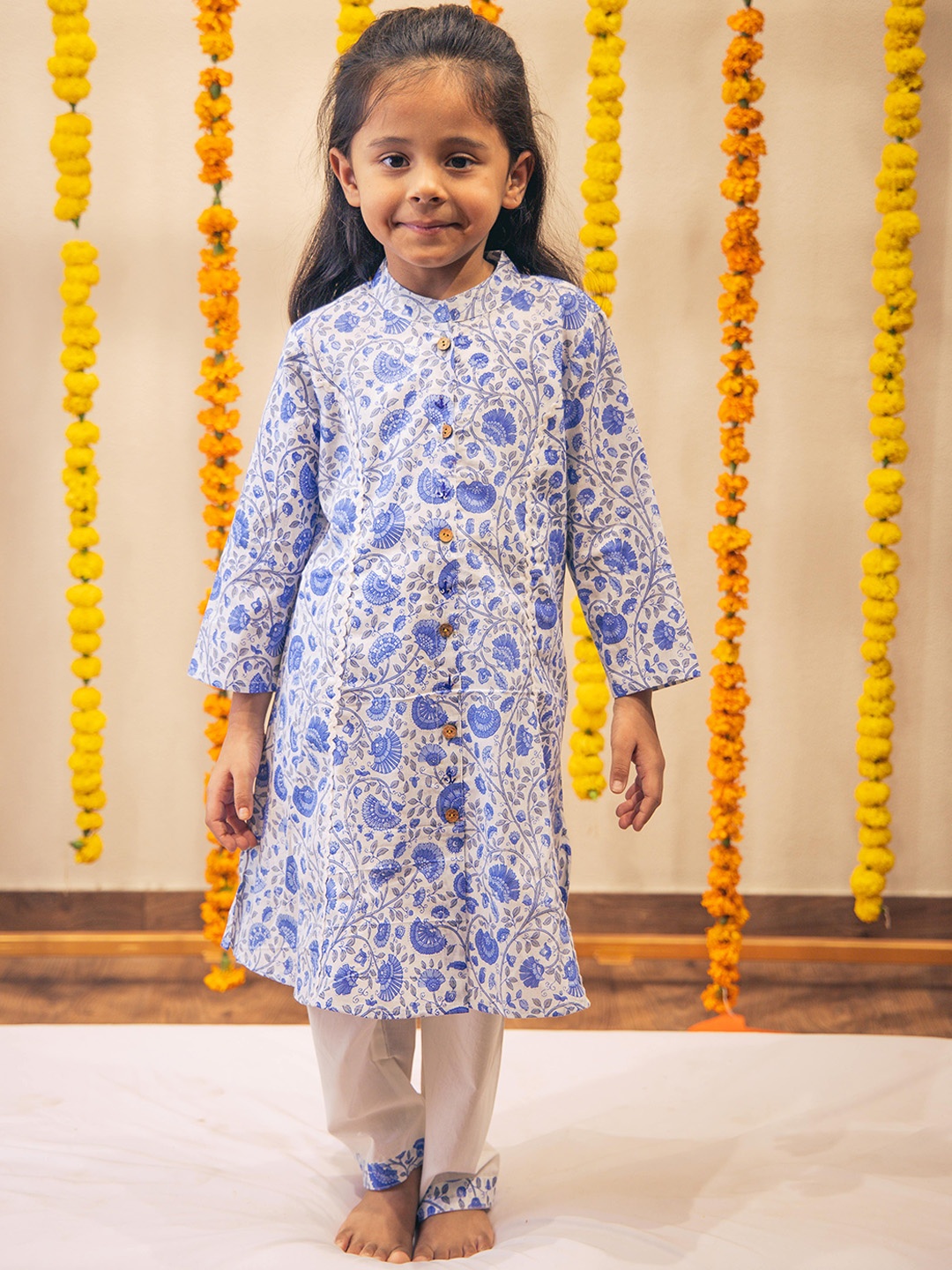 

Hoshi by A&T Girls Bandhani Printed Mandarin Collar Pure Cotton Kurta With Trousers, Blue