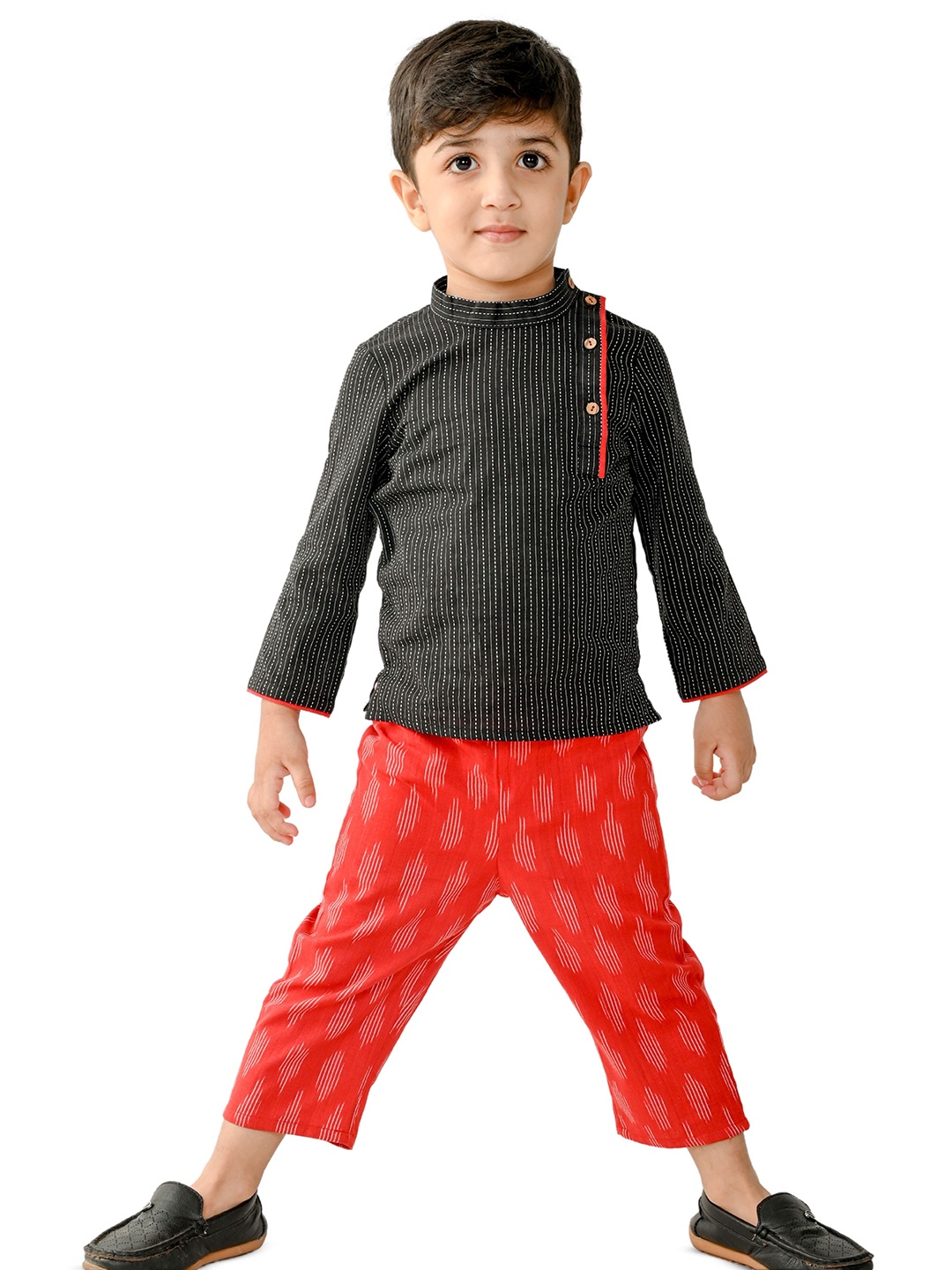 

Tiny Bunnies Boys Self Design Mandarin Collar Pure Cotton Shirt with Trousers, Black