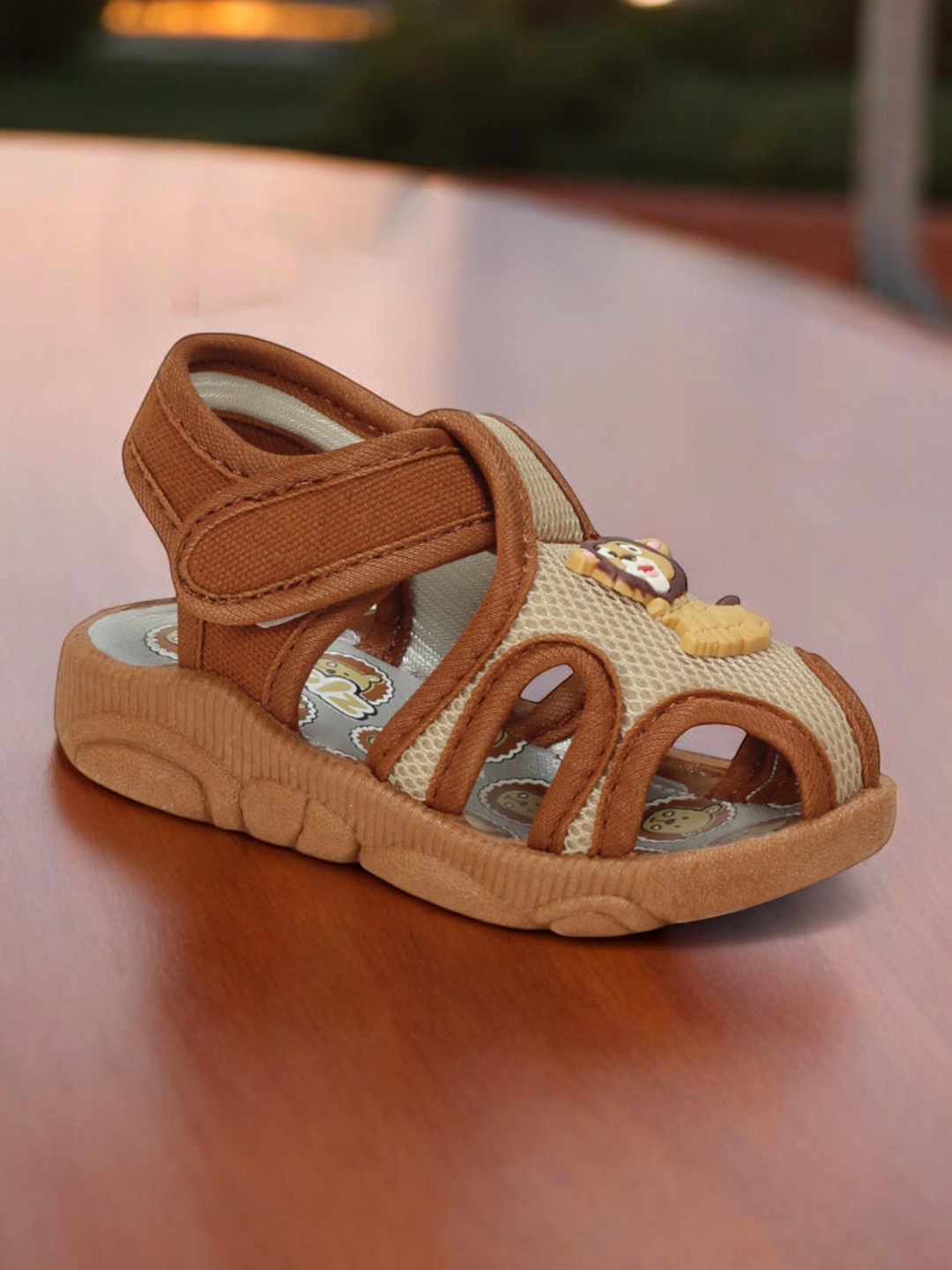 

Lil Lollipop Unisex Kids Musical Chu Chu Comfort Sandals With Velcro Closing, Brown