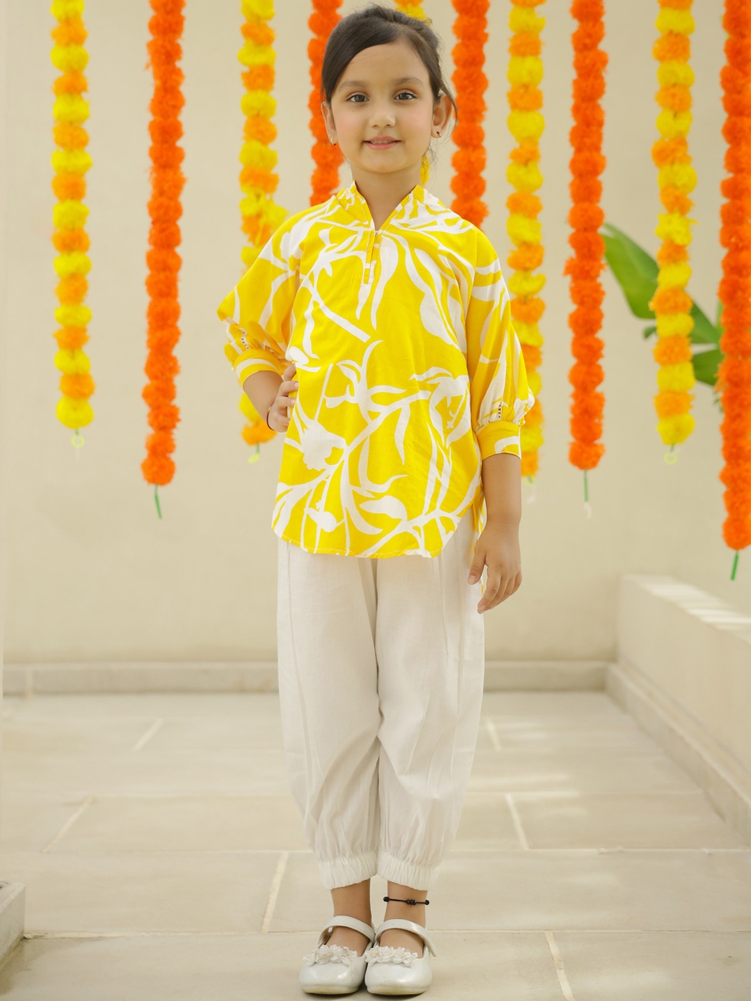 

Hoshi by A&T Girls Floral Printed Regular Pure Cotton Straight Kurti with Trousers, Yellow