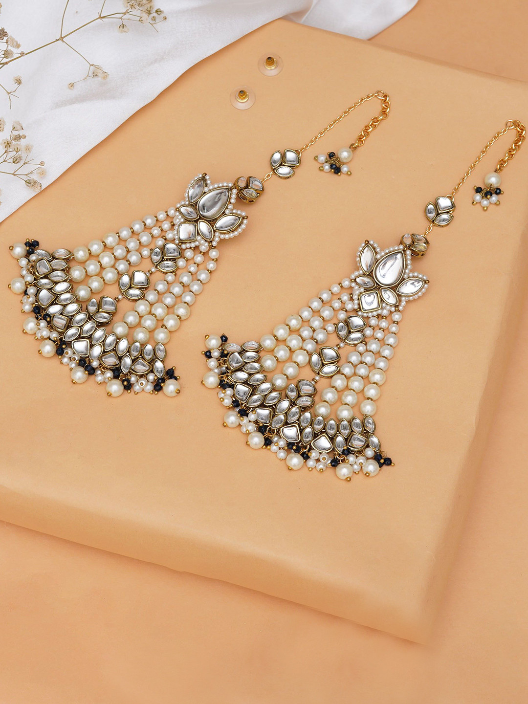 

BeAbhika Gold-Plated Kundan Stone Studded & Pearls Beaded Chandbalis