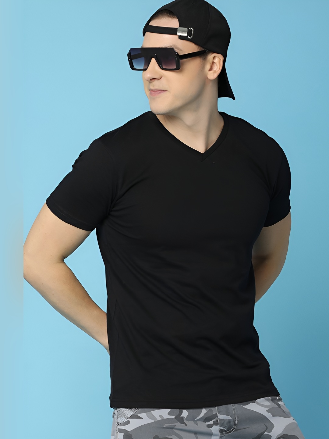 

V-Mart Men Solid V-Neck T-shirt, Black