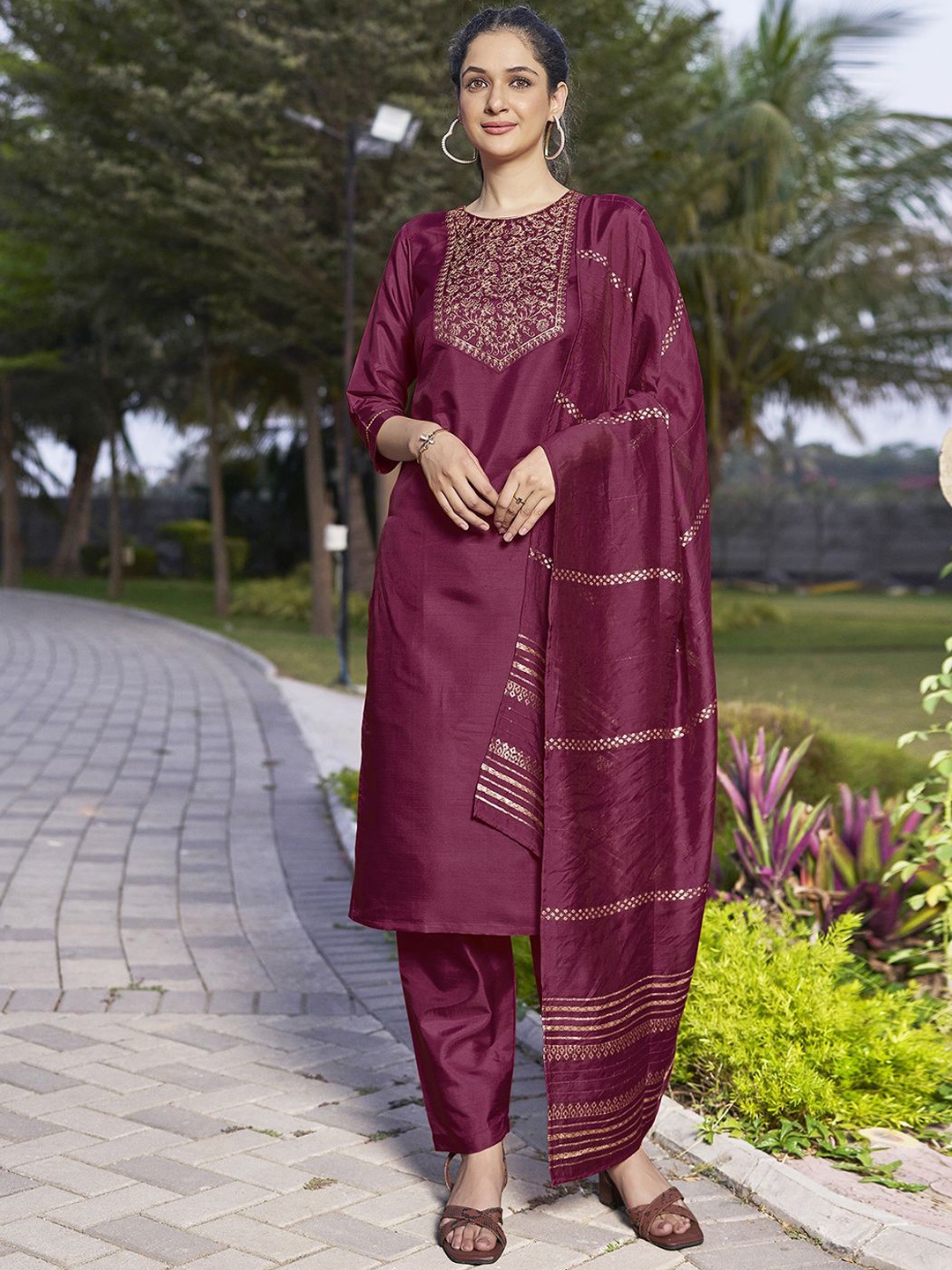 

KALINI Floral Thread Work Straight Kurta with Trousers & Dupatta, Maroon