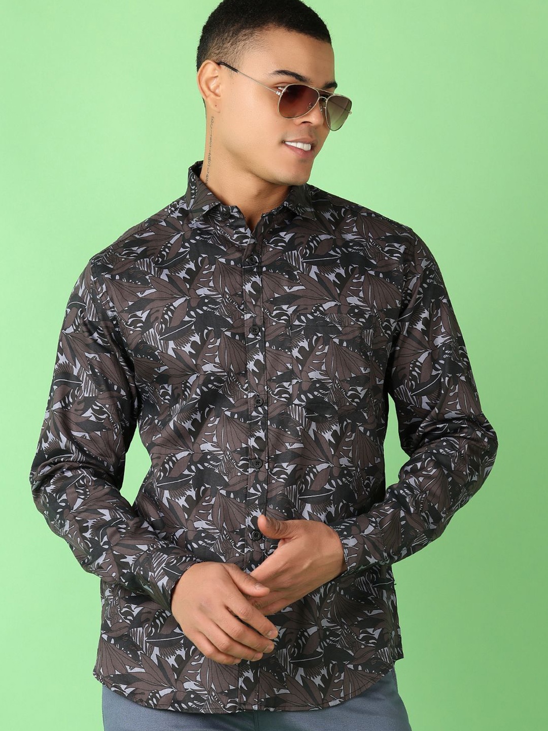 

V-Mart Men Spread Collar Floral Printed Cotton Casual Shirt, Black