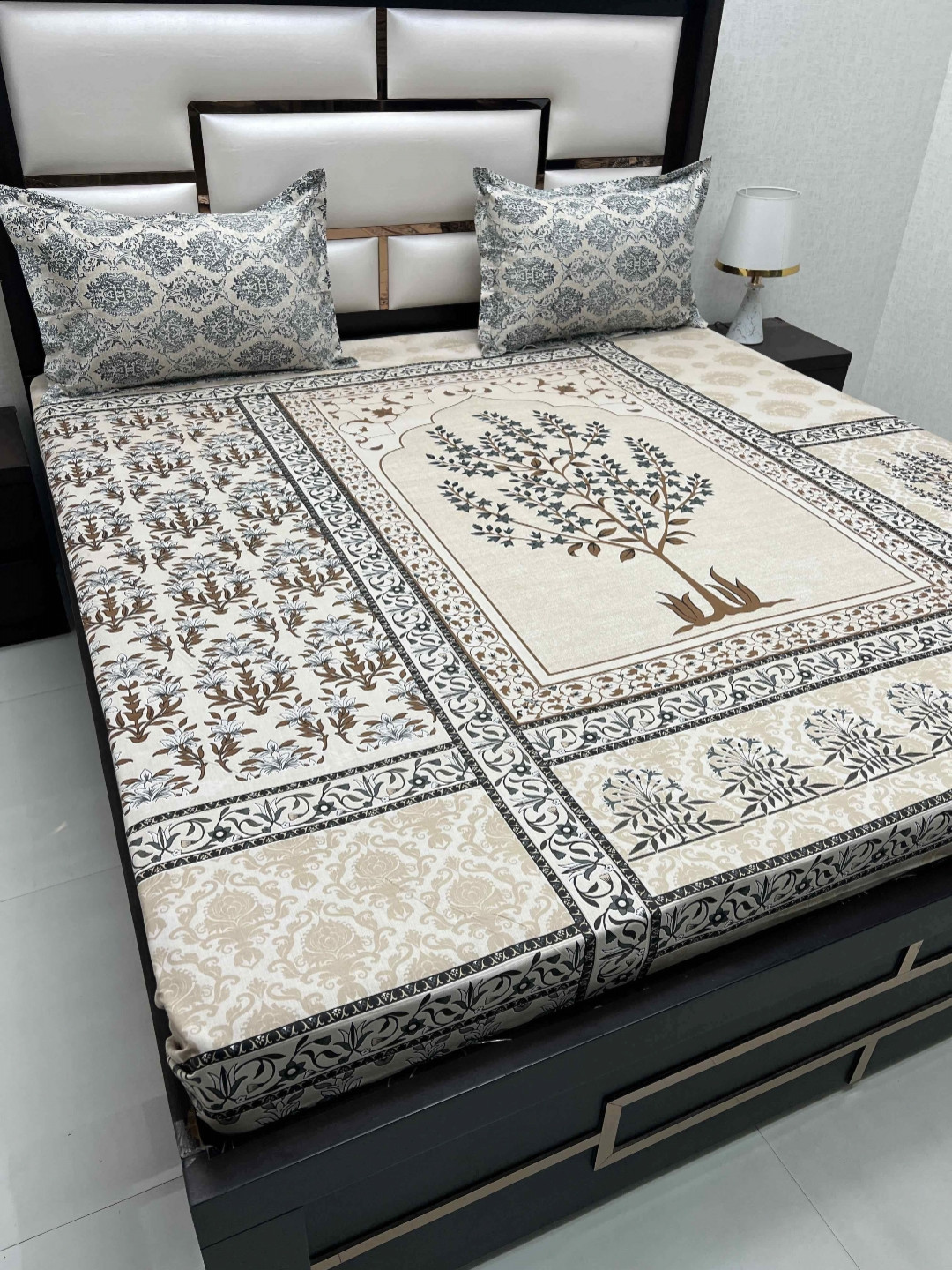 

Pure Decor Lifestyle Brown Printed Pure Cotton 240 TC King Bedsheet Set 2.72 m x 2.72 m