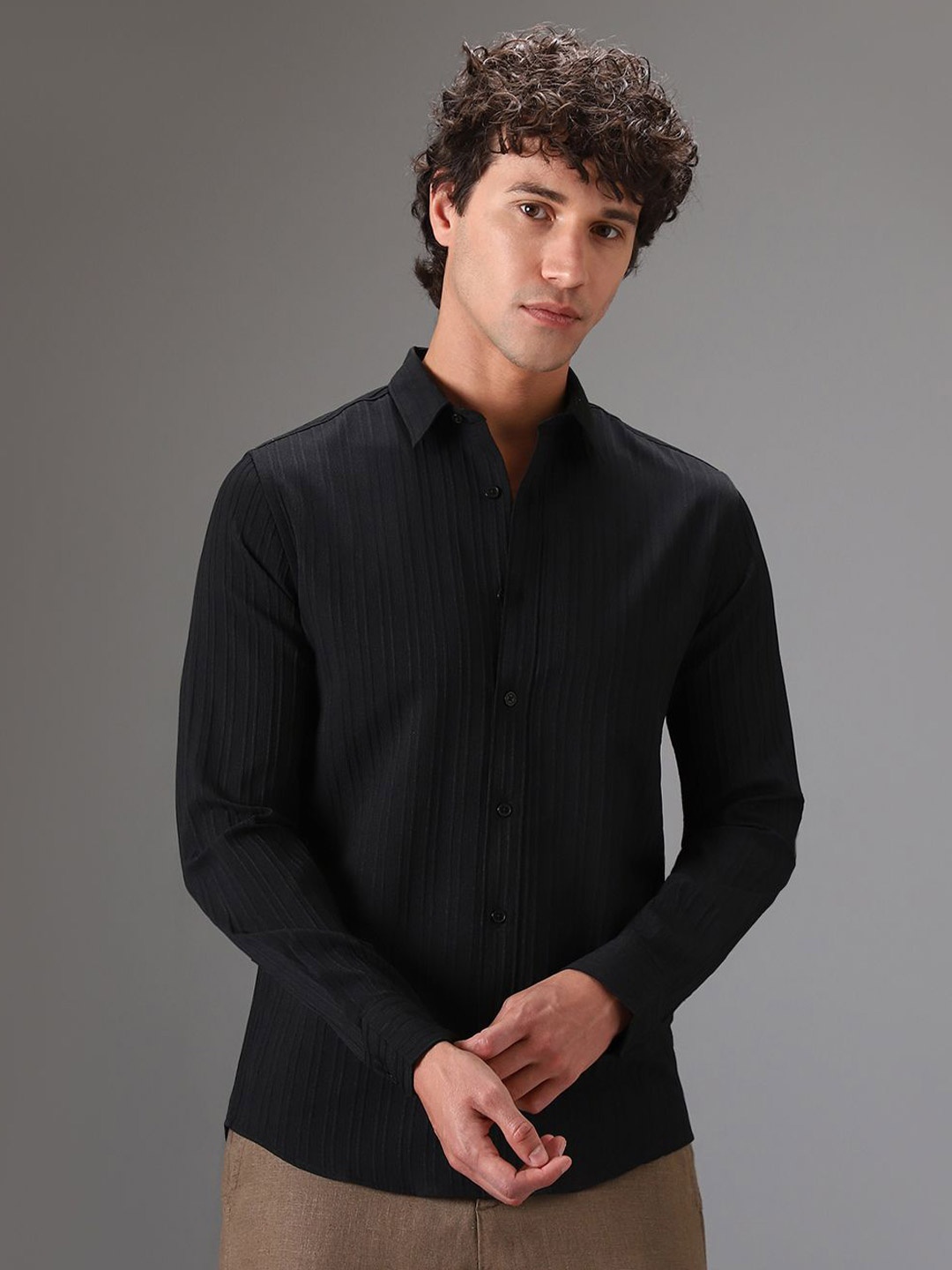 

Banana Club Men Textured Classic Slim Fit Casual Shirt, Black