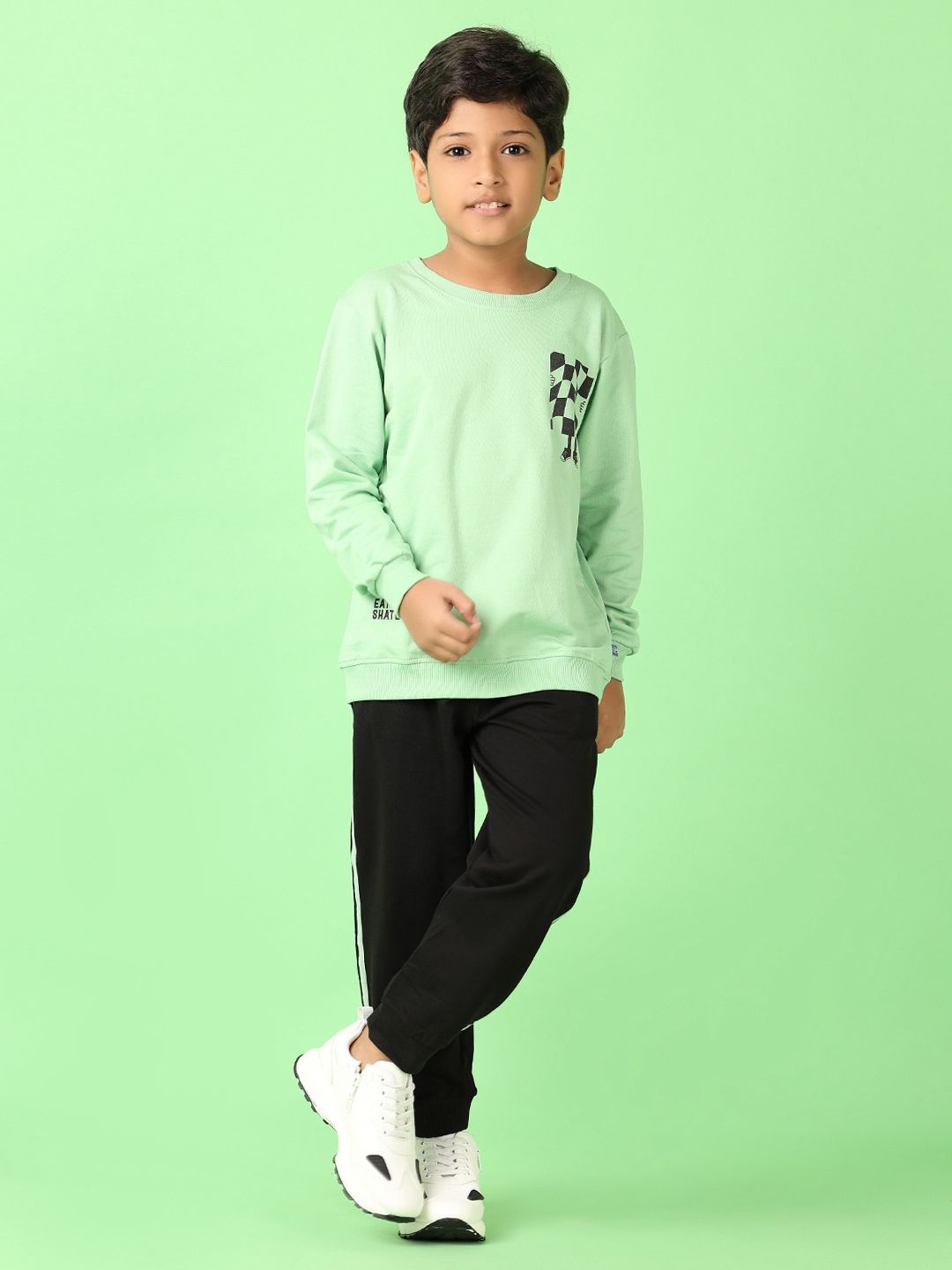 

V-Mart Boys Printed T-shirt With Joggers, Green