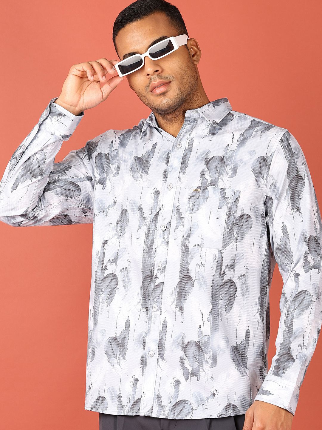 

V-Mart Men Spread Collar Abstract Printed Casual Shirt, White