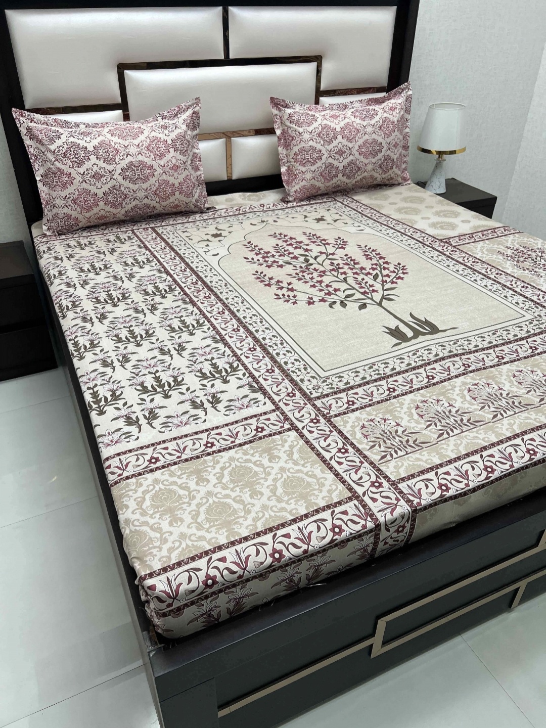 

Pure Decor Lifestyle Maroon 300 TC Pure Cotton King Bedsheet Set-2.74 m x 2.74 m