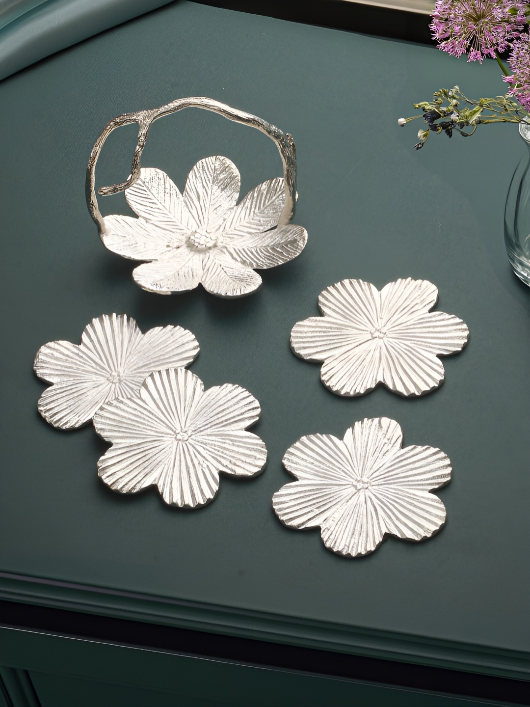 

Troveas Silver-Toned 4 Pieces Textured Bloom Coasters