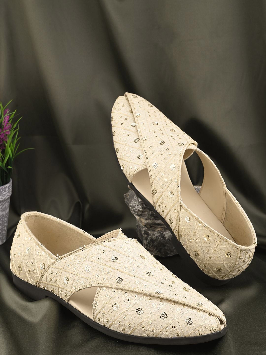 

House Of Pataudi Men Ethnic Embellished Mojaris, Cream