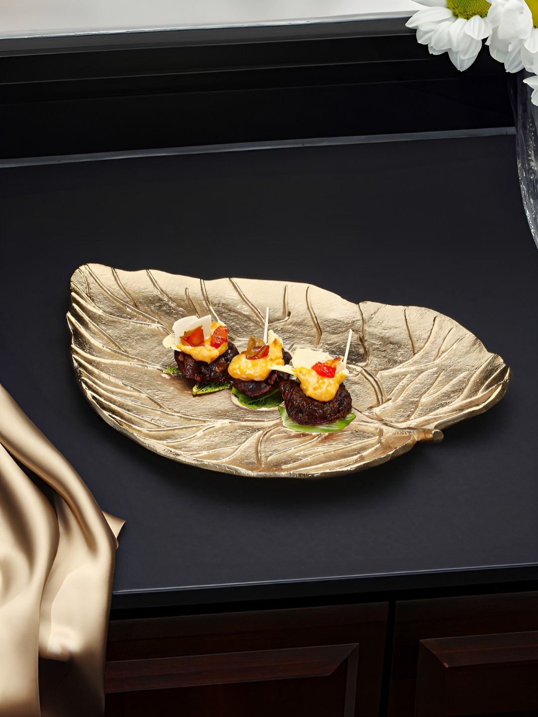 

Troveas Gold-Toned SereneLeaf Aluminium Food Platter