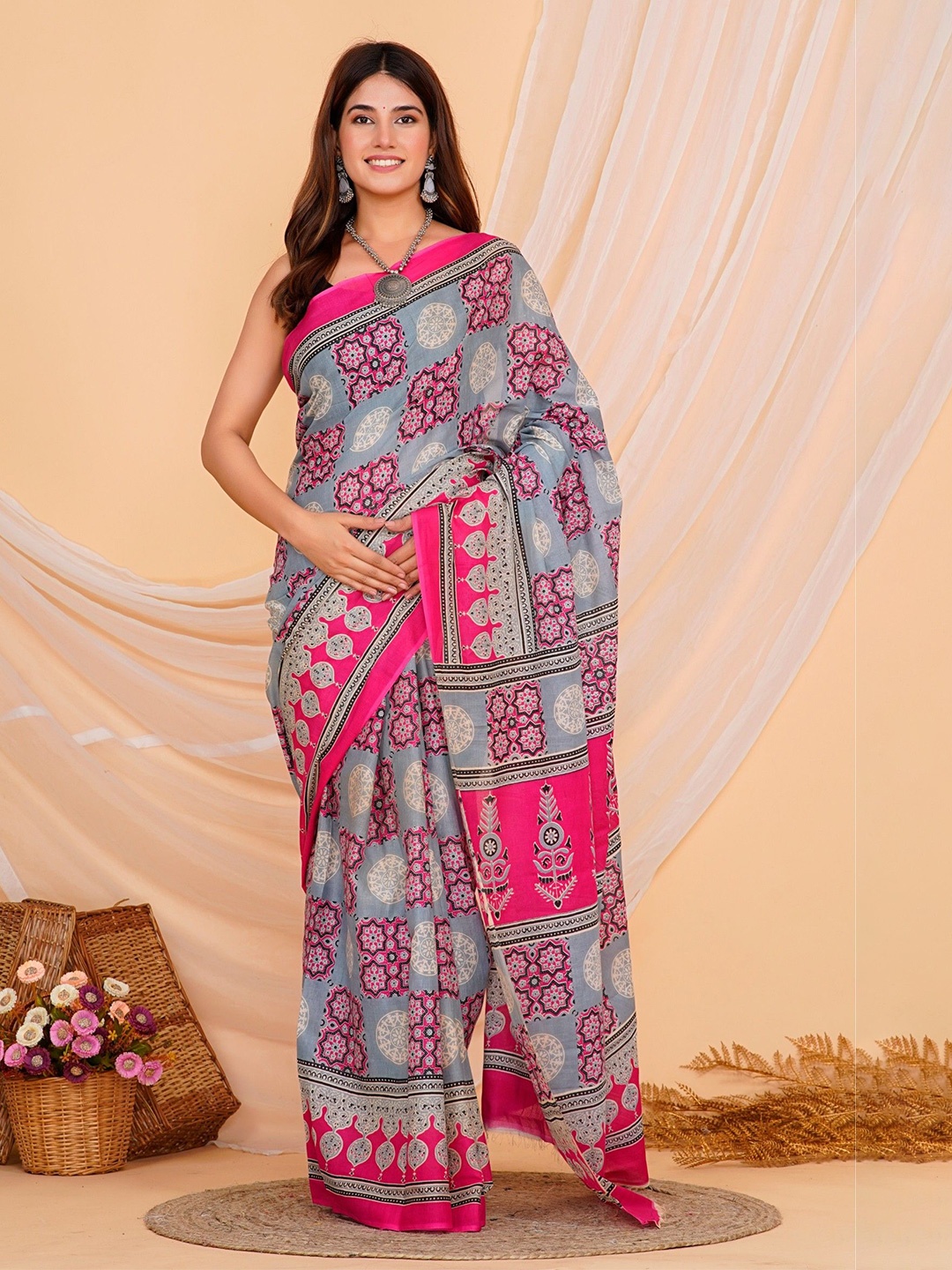 

Shivanya Handicrafts Ajrak Block Printed Pure Cotton Saree, Grey