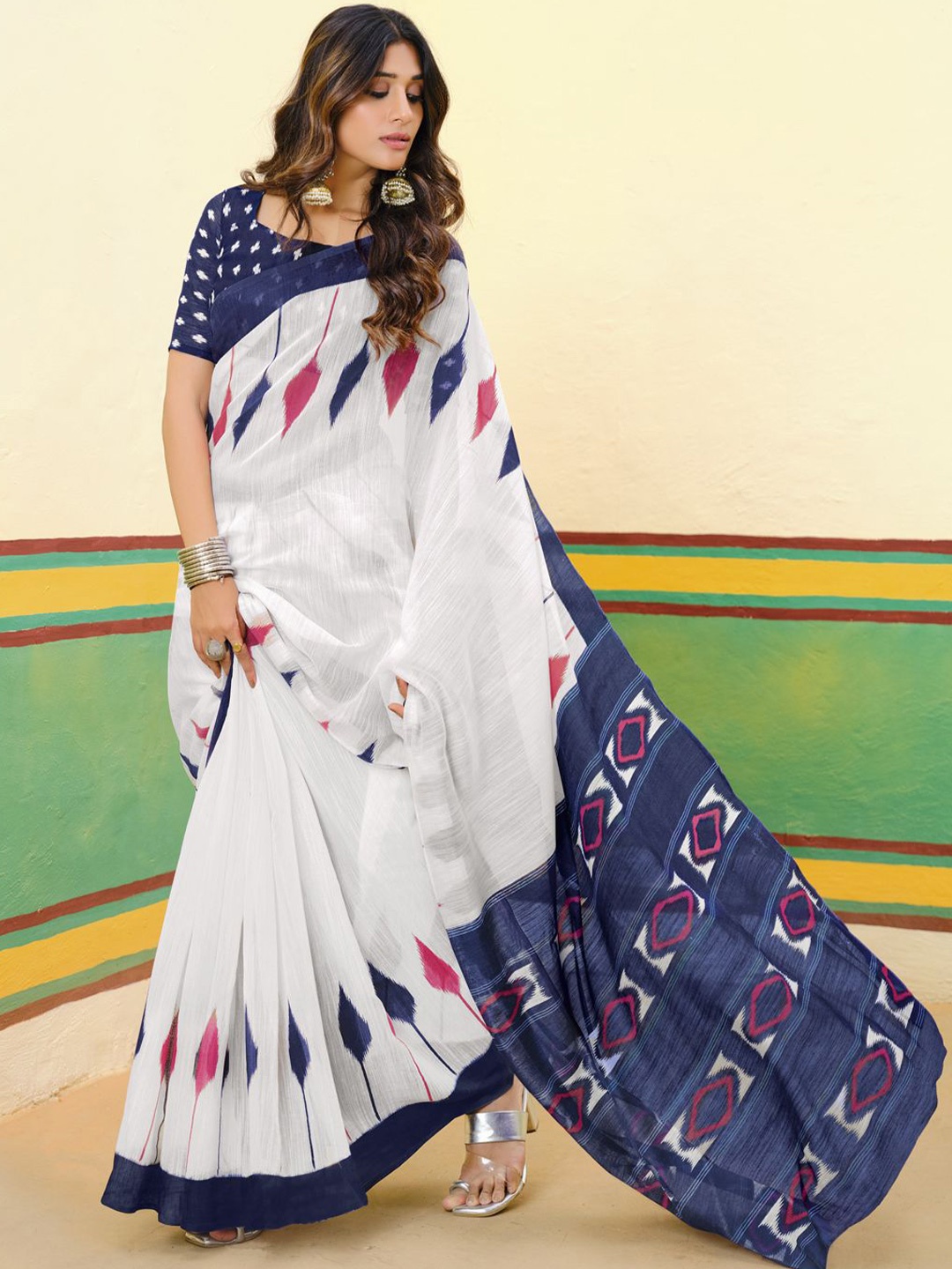 

CHUDIYA Ethnic Motifs Pure Cotton Ikat Printed Saree, White