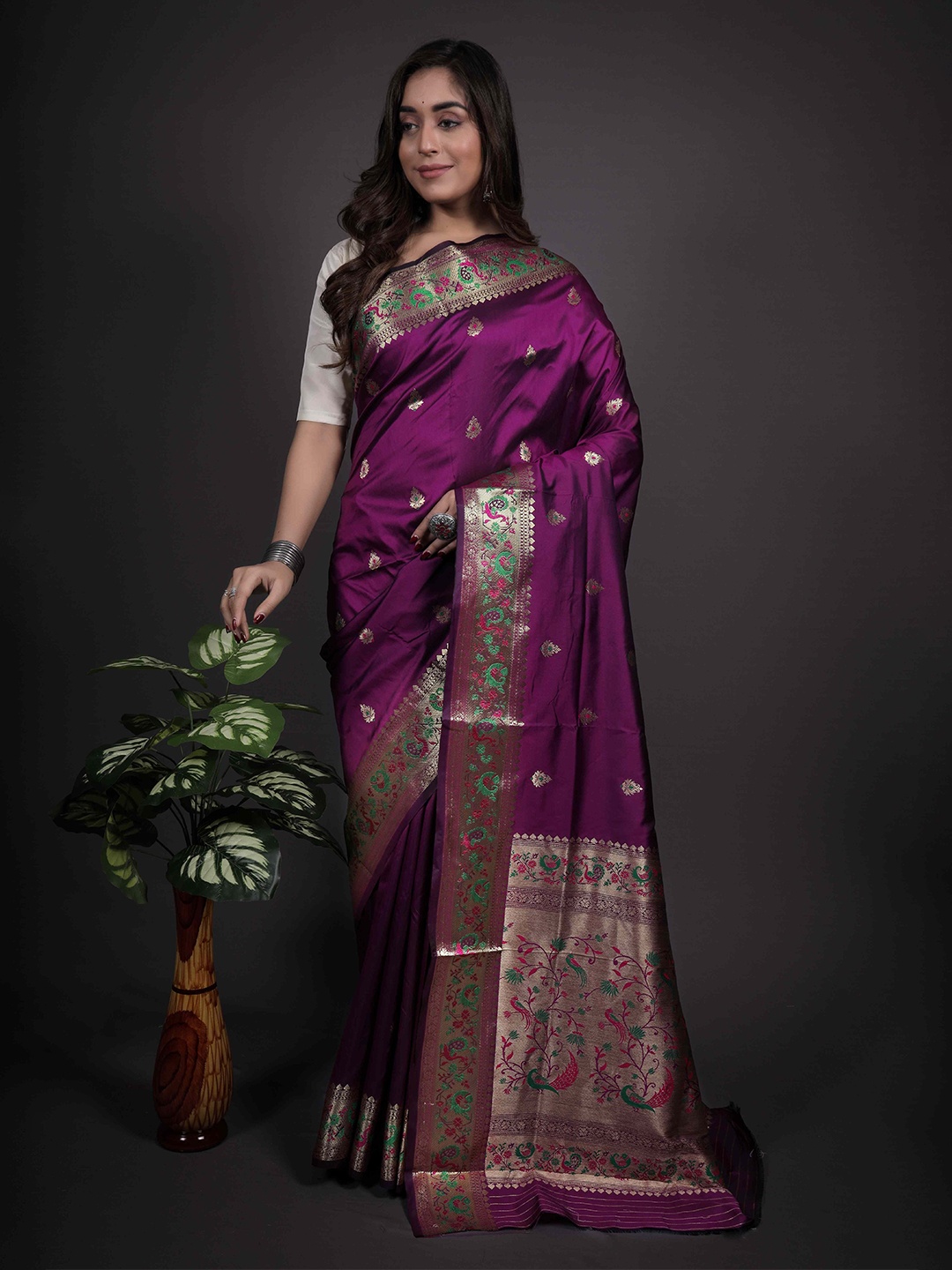 

HEER FASHION Woven Design Zari Designer Paithani Saree, Magenta