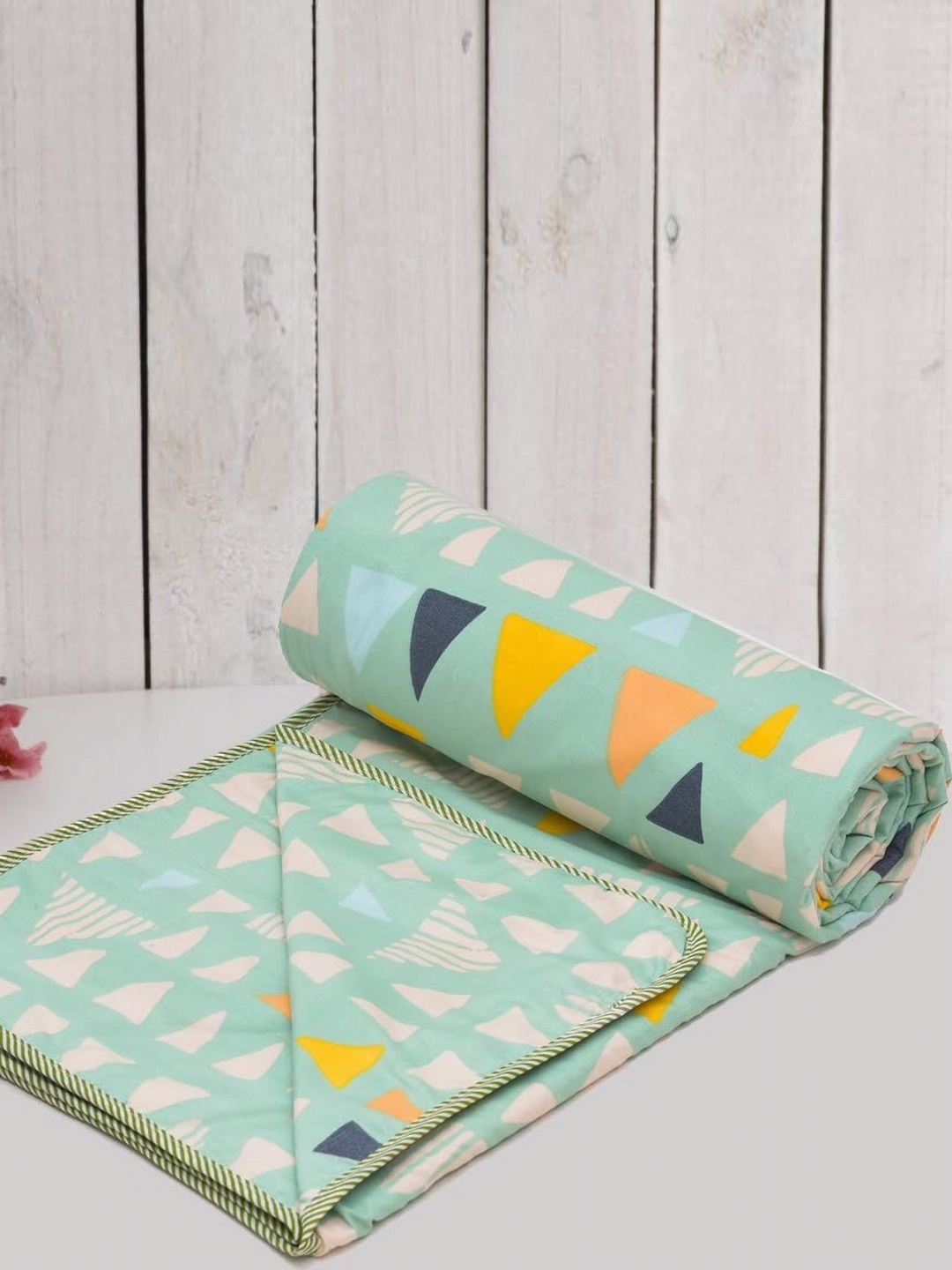 

RRC Green & White Geometric Microfiber Summer 120 GSM Double Bed Dohar