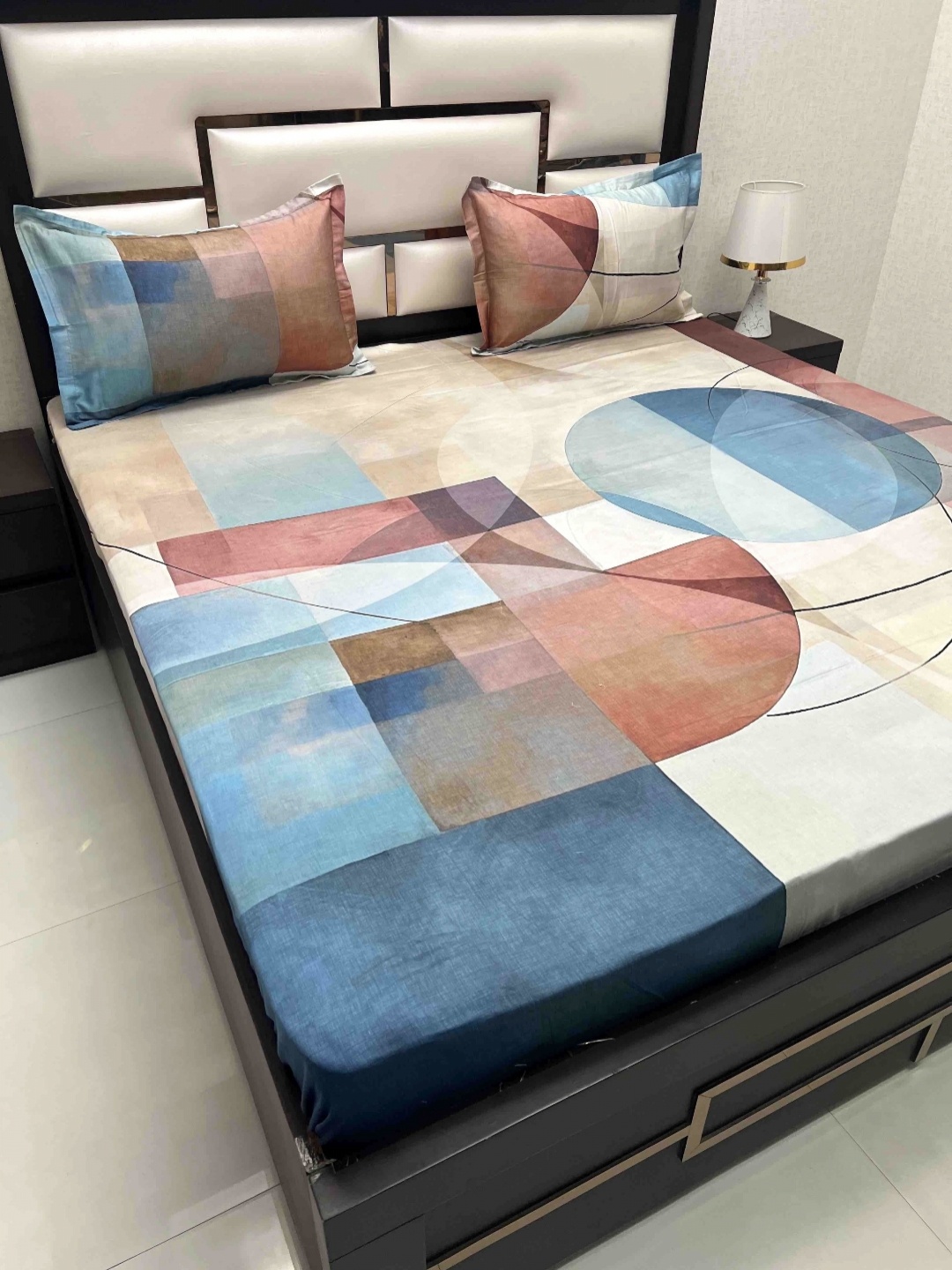 

Pure Decor Majestic Blue Abstract Printed Cotton 260 TC King Bedsheet Set 2.72 x 2.72 m