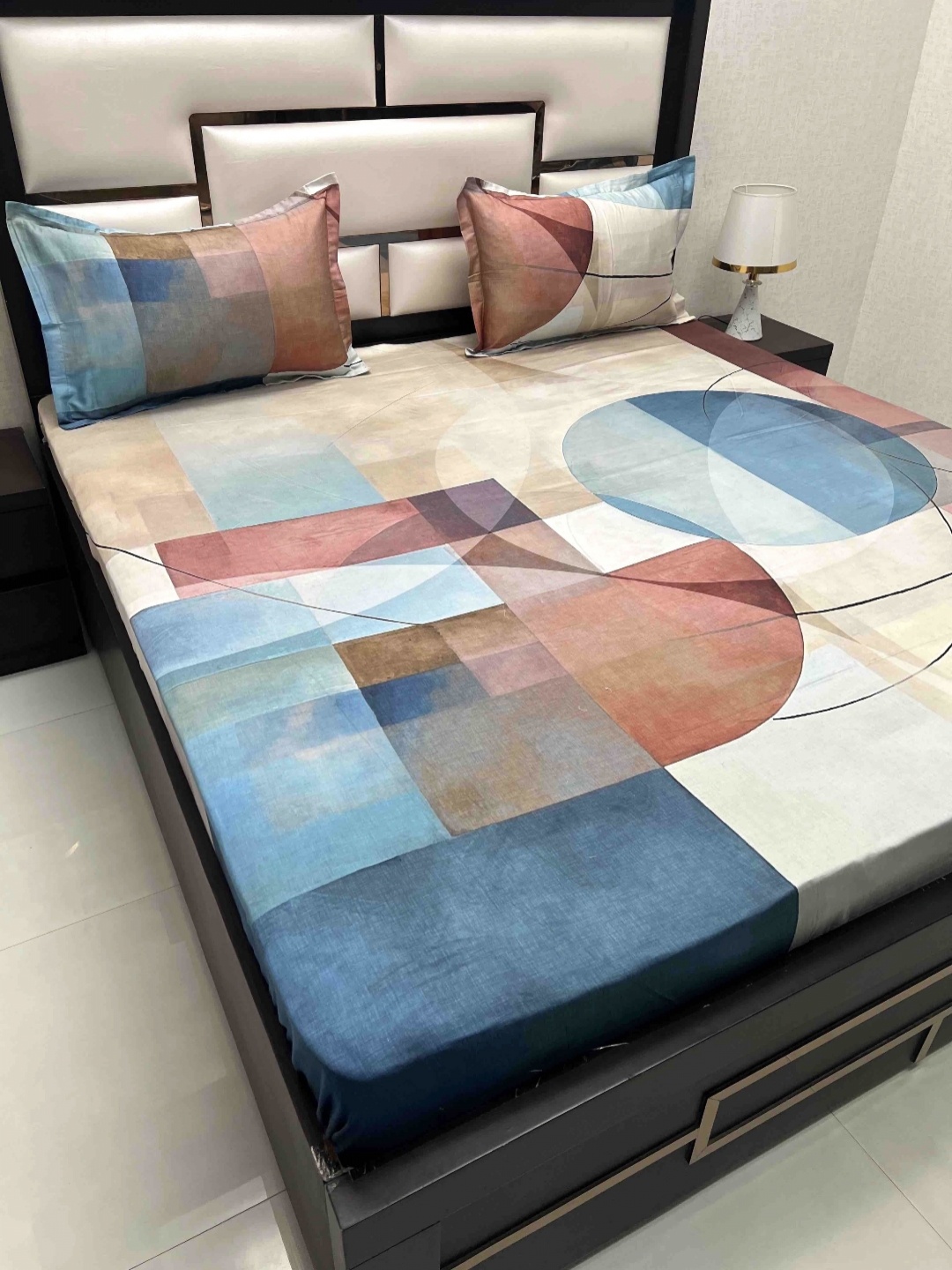 

Pure Decor Blue & Brown Geometric Pure Cotton 350 TC King Bedsheet Set 2.72 m x 2.74 m