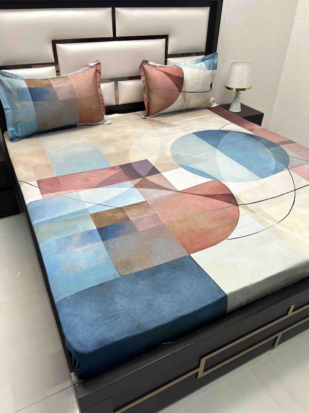 

Pure Decor Majestic Blue Abstract Printed Cotton 330 TC King Bedsheet Set 2.73 x 2.73 m