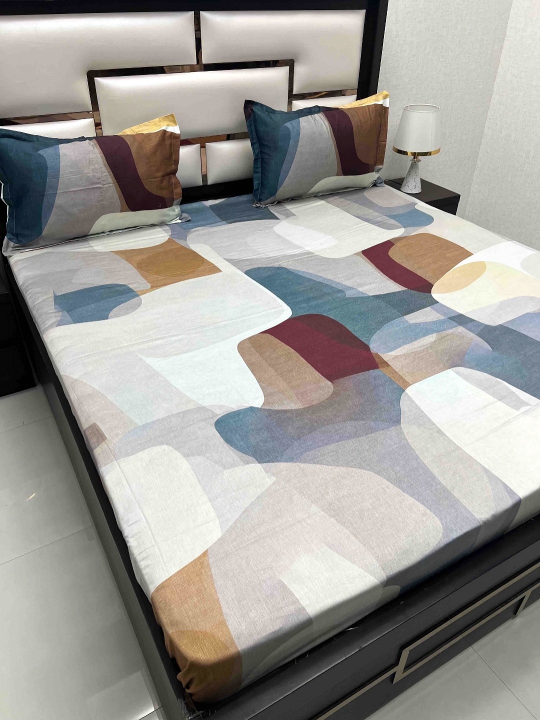 

Pure Decor Majestic White Abstract Printed Cotton 250 TC King Bedsheet Set 2.75 x 2.75m