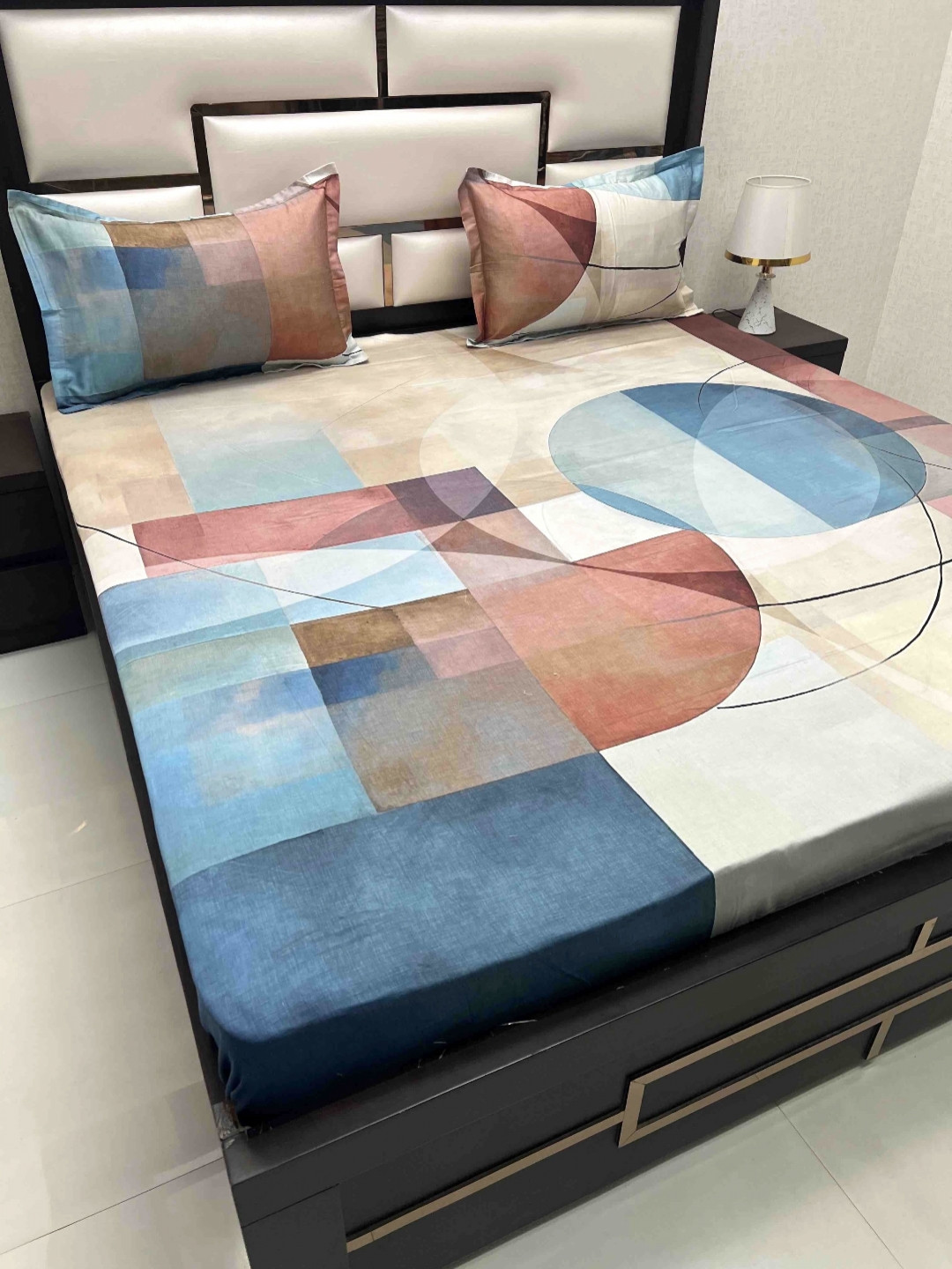 

Pure Decor Majestic Blue Abstract Printed Cotton 250 TC King Bedsheet Set 2.75 x 2.75 m