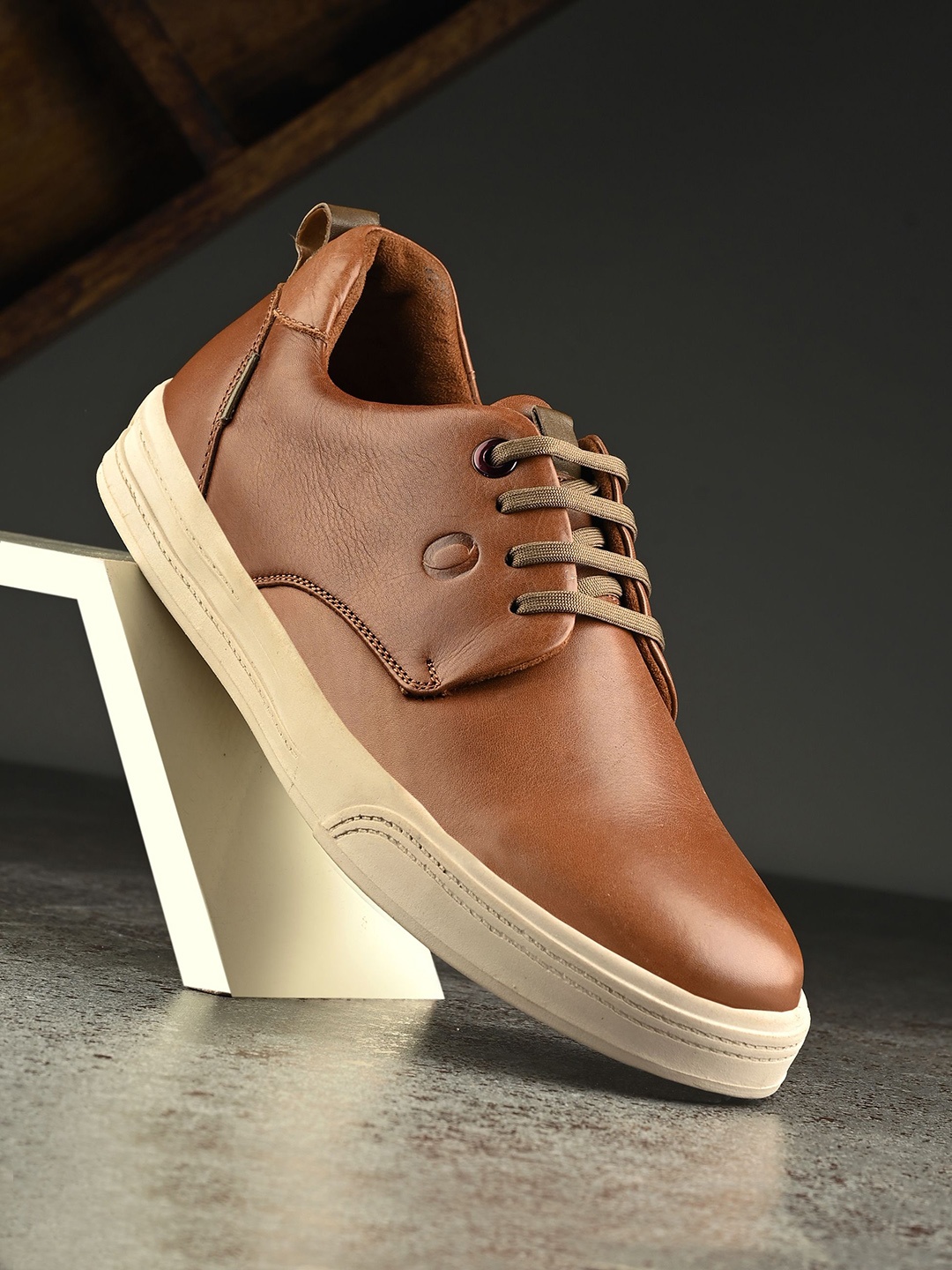 

Egoss Men Leather Lightweight Sneakers, Tan