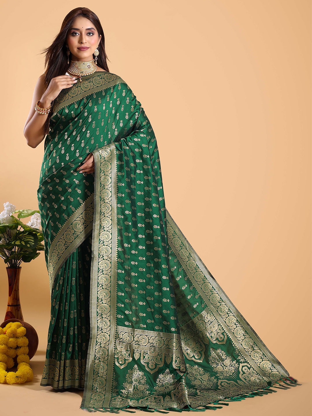 

HEER FASHION Embellished Zari Banarasi Saree, Green