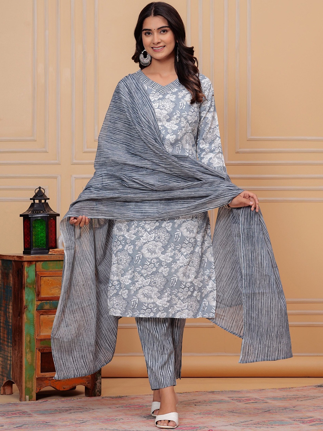 

BAESD Women Floral Printed Regular Pure Cotton Kurta with Trousers & With Dupatta, Grey