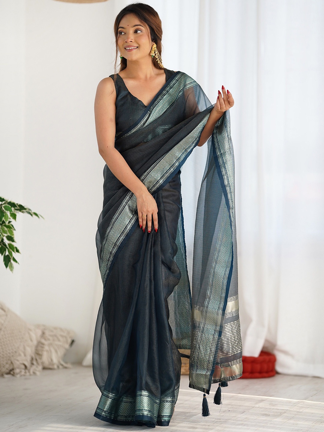 

CANIZZARO Embellished Zari Organza Saree With Blouse Piece, Black