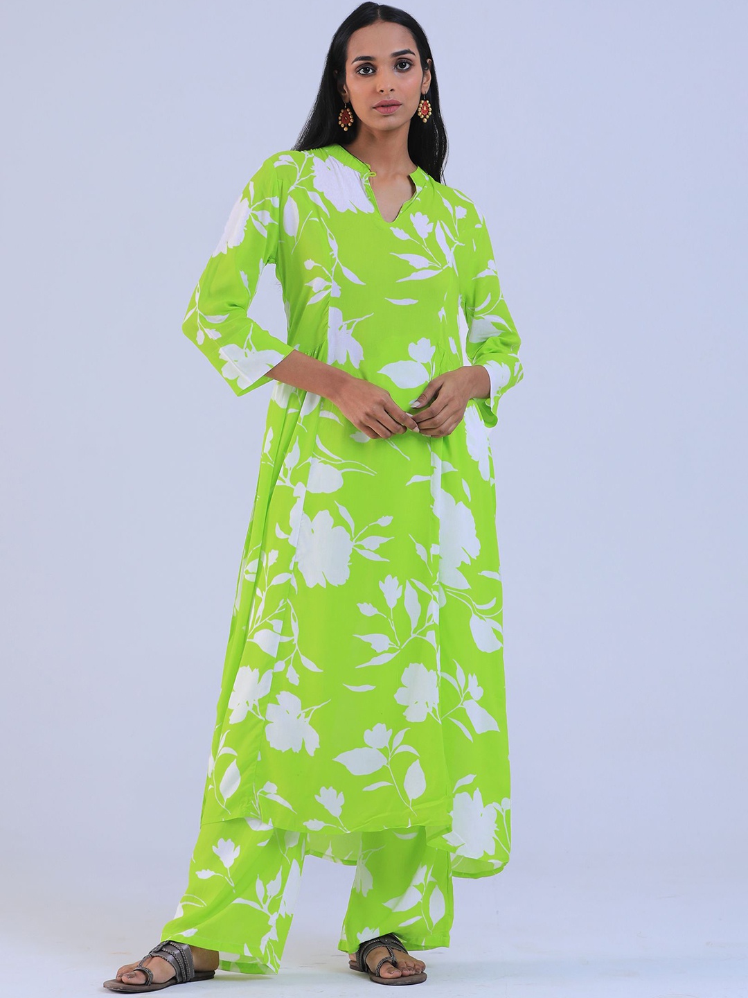 

TJORI Floral Printed Keyhole Neck Three Quarter Sleeves A-Line Kurta, Green