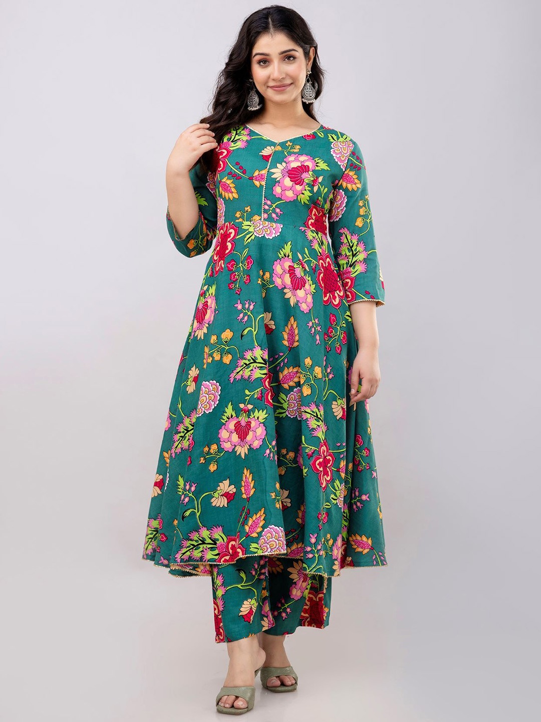 

Charnest Floral Printed Gotta Patti Anarkali Kurta with Palazzos, Green