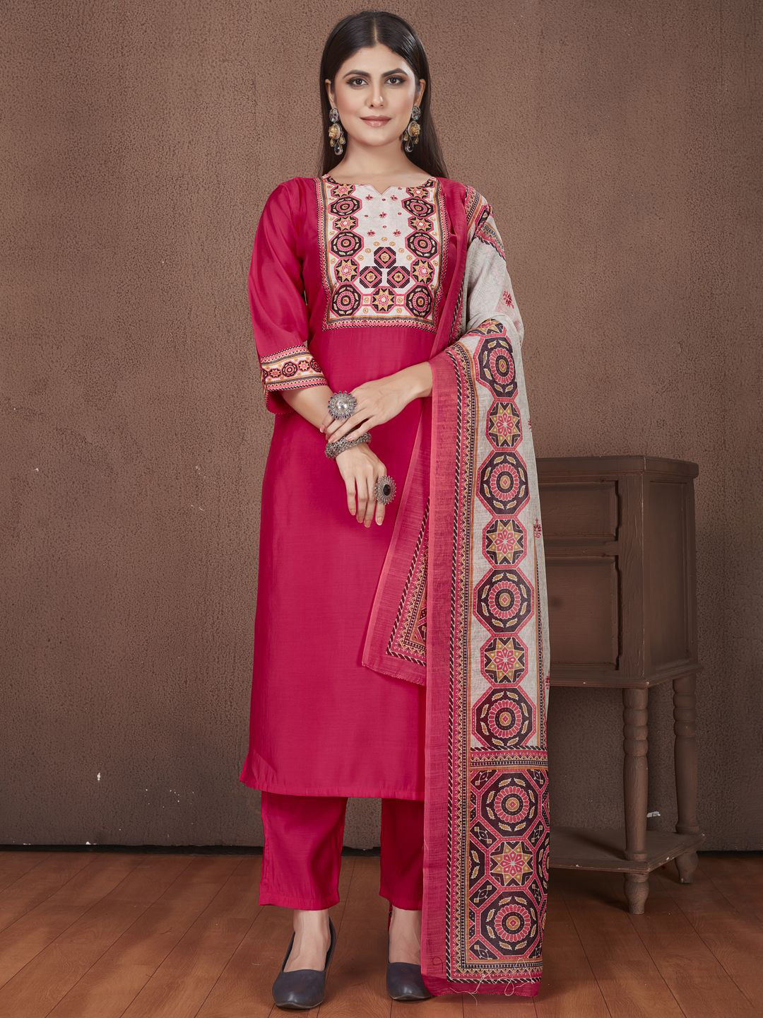 

MINGORA Women Yoke Design Regular Beads and Stones Kurti with Trousers & With Dupatta, Pink