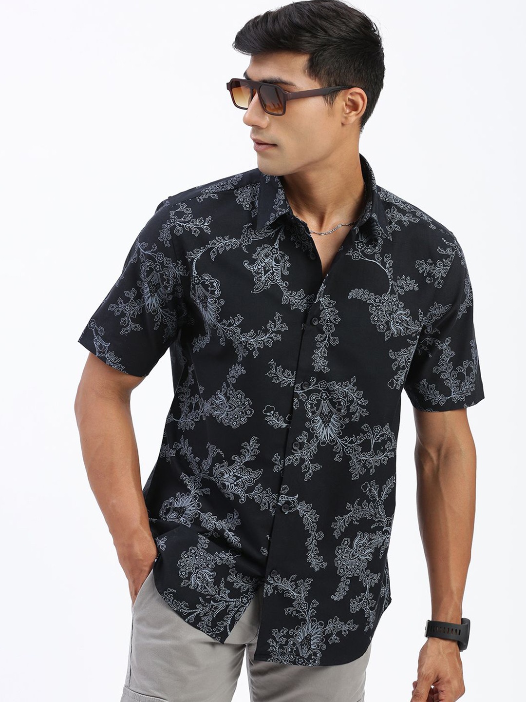 

SHOWOFF Men Standard Spread Collar Floral Printed Cotton Casual Shirt, Black