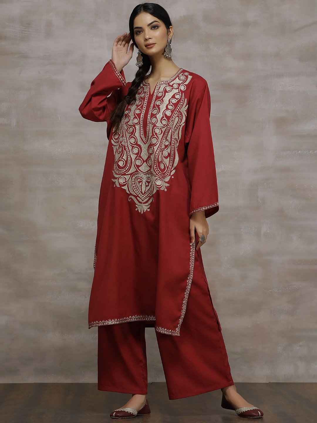 

TJORI Ethnic Motifs Embroidered Flared Sleeves Thread Work Woollen Straight Kurta, Pink