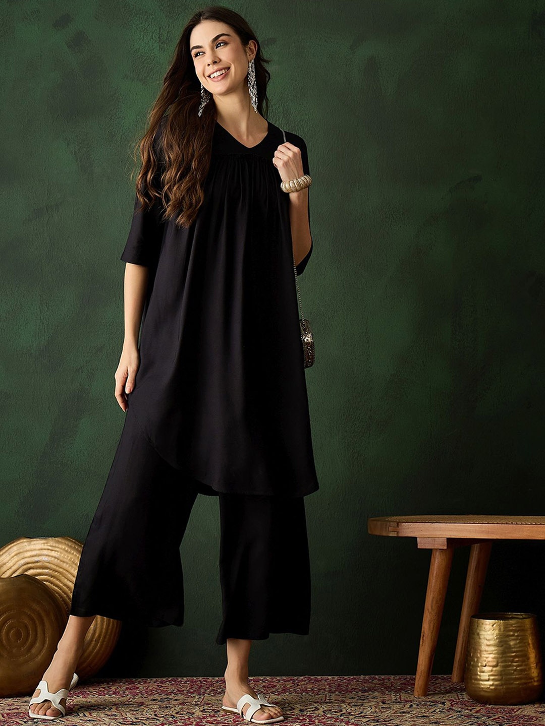 

Sangria V-Neck Asymmetric A Line Kurta & Trouser, Black