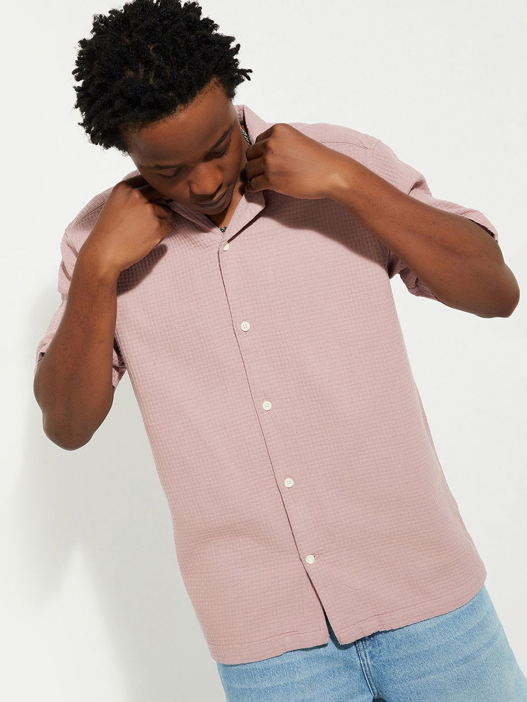 

Max URB_N Men Regular Fit Textured Resort Shirt, Pink