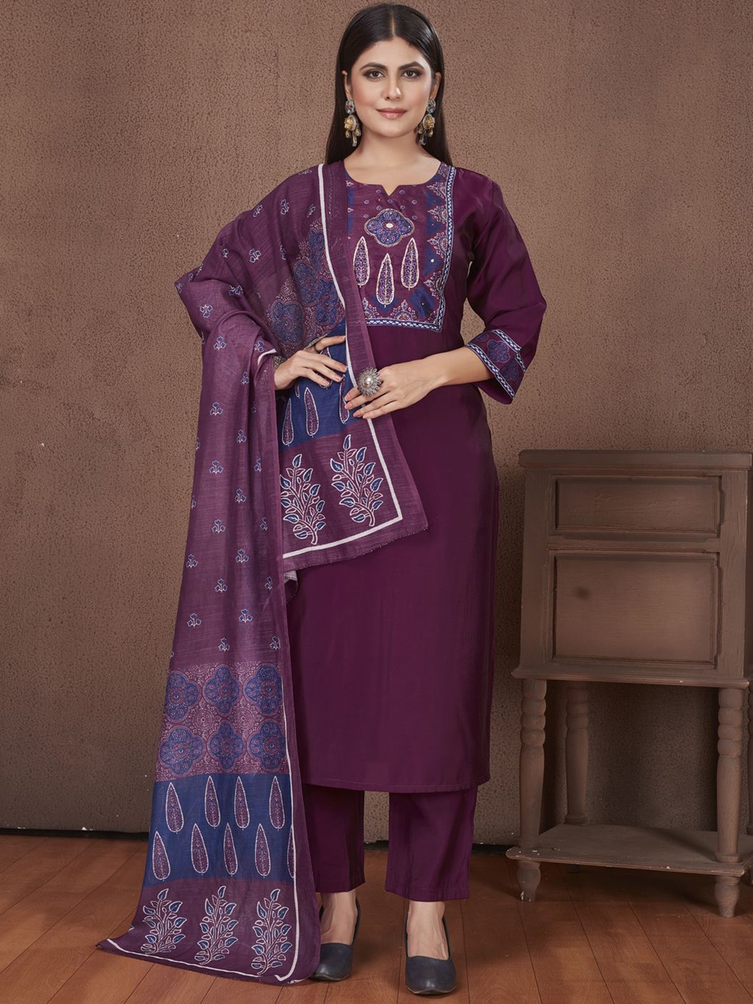 

MINGORA Floral Yoke Design Beads & Stones Straight Kurta With Trousers & Dupatta, Purple