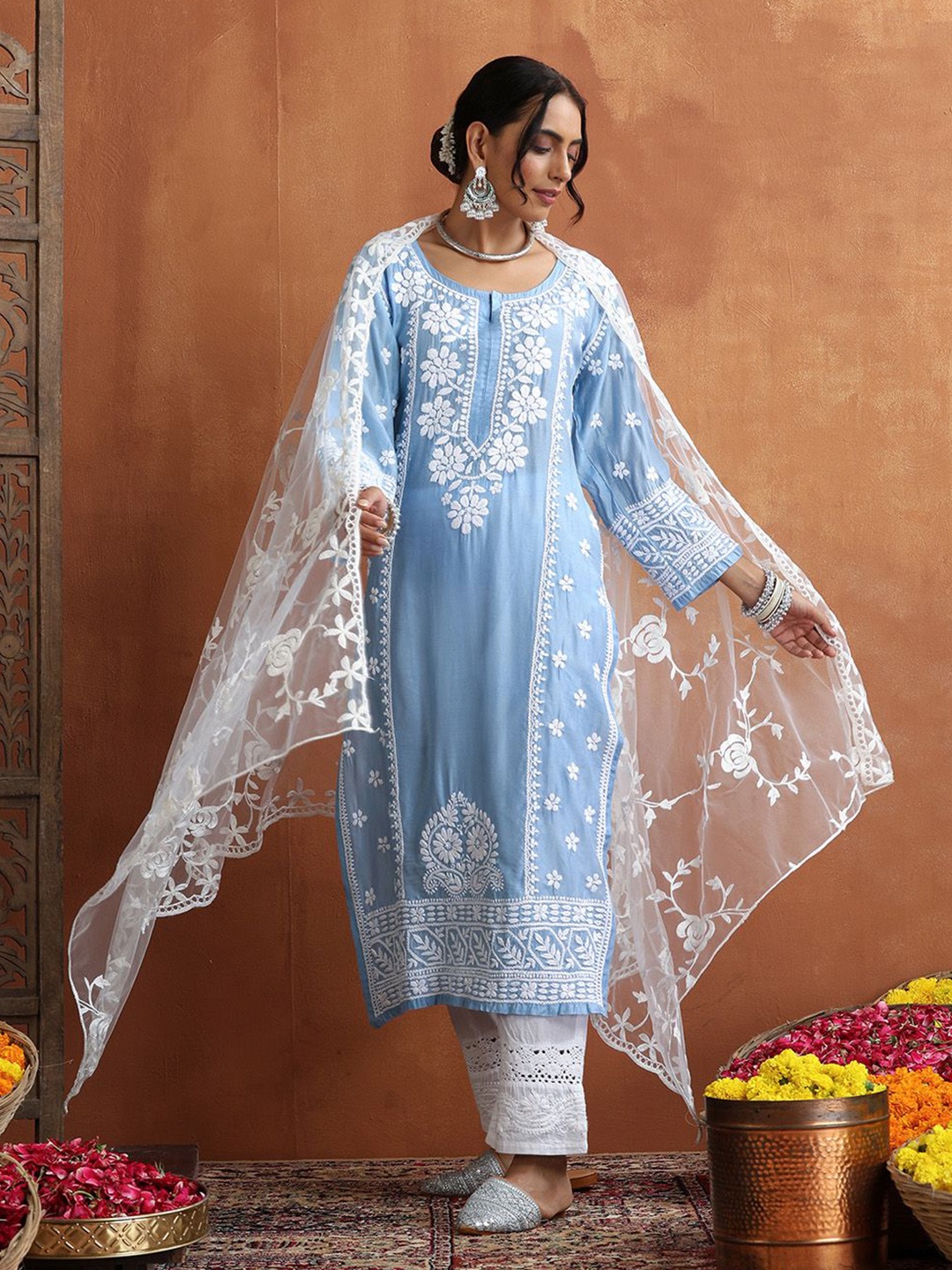 

House of Chikankari Floral Embroidered Straight Kurta, Blue