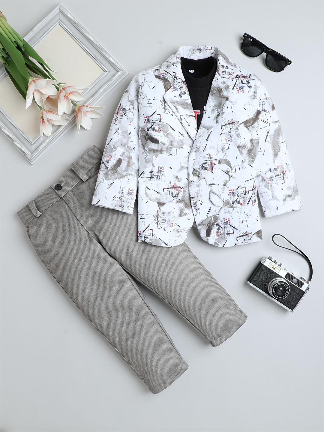 

FOURFOLDS Boys Printed Single-Breasted Blazer with Trouser and T-Shirt 3-Piece Suit, Grey